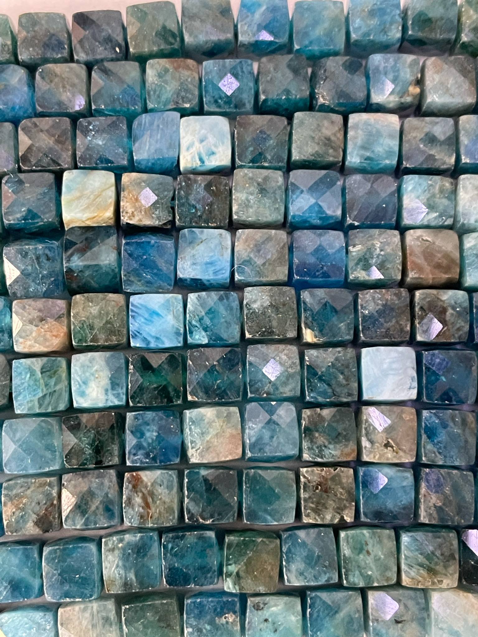 Apatit Würfel ca. 5.4mm facettiert