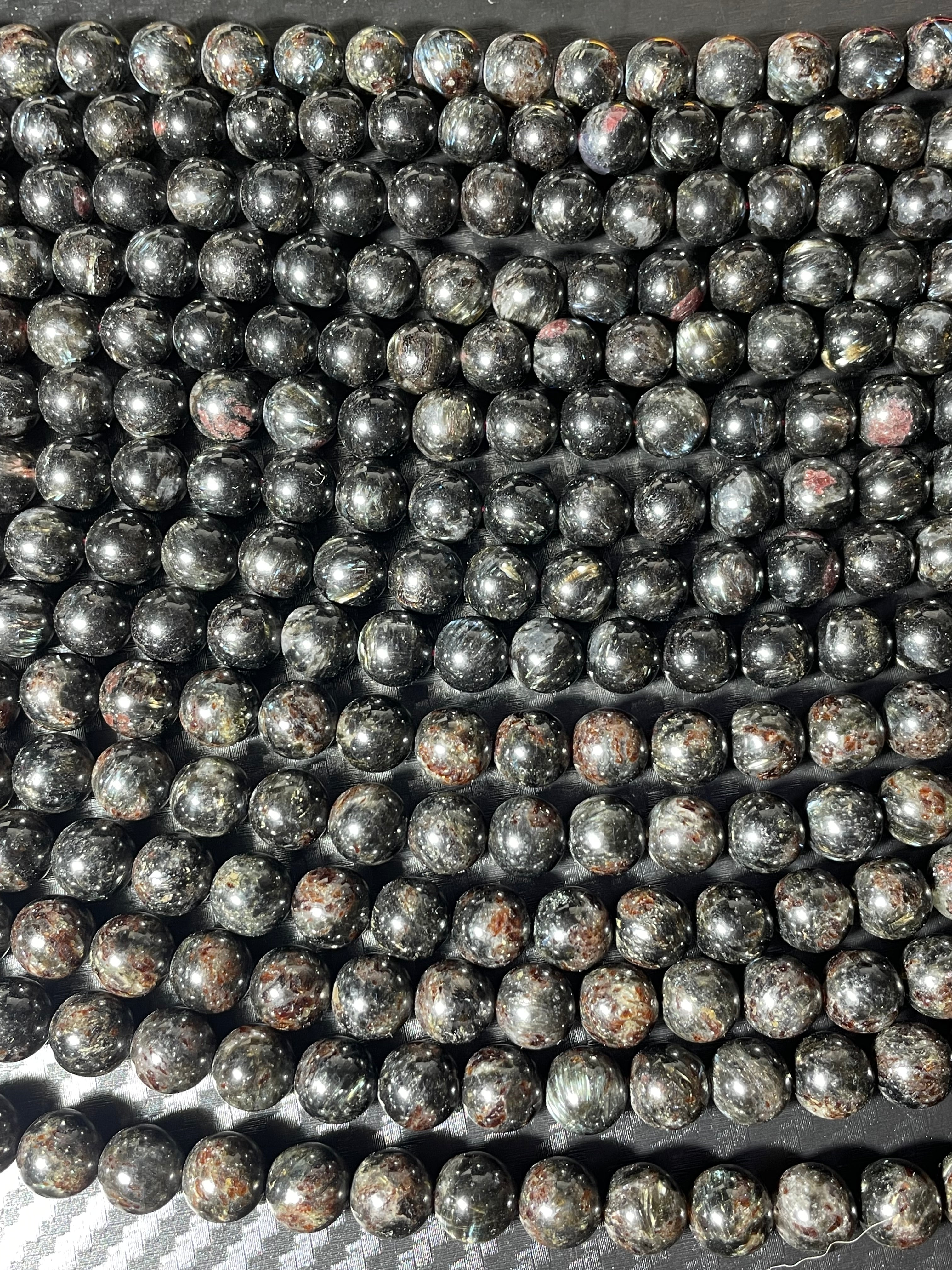 Fil d'astrophyllite avec grenat 8 mm