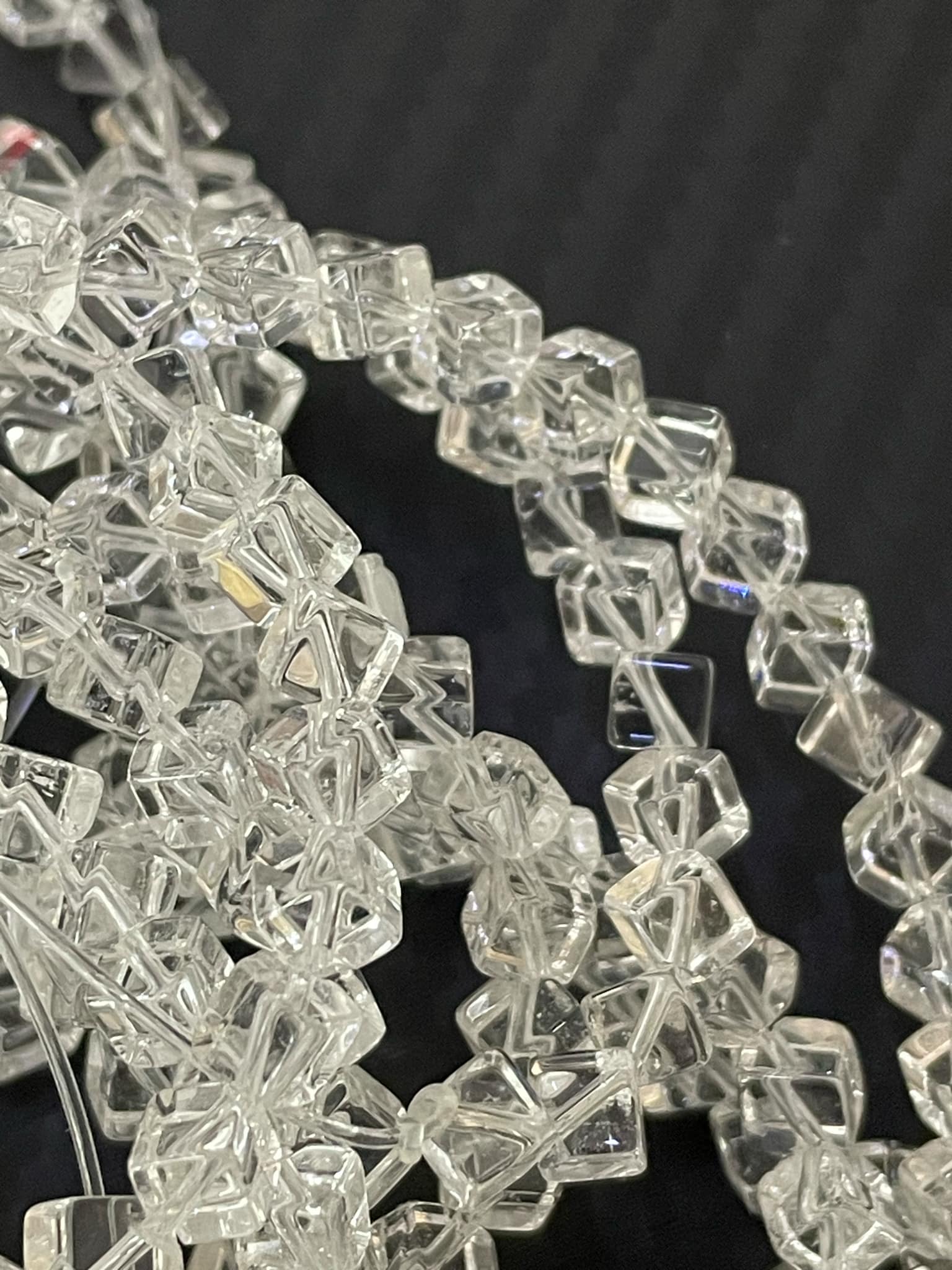 Cube de cristal de roche en brin transversal - percé d'environ 6 mm