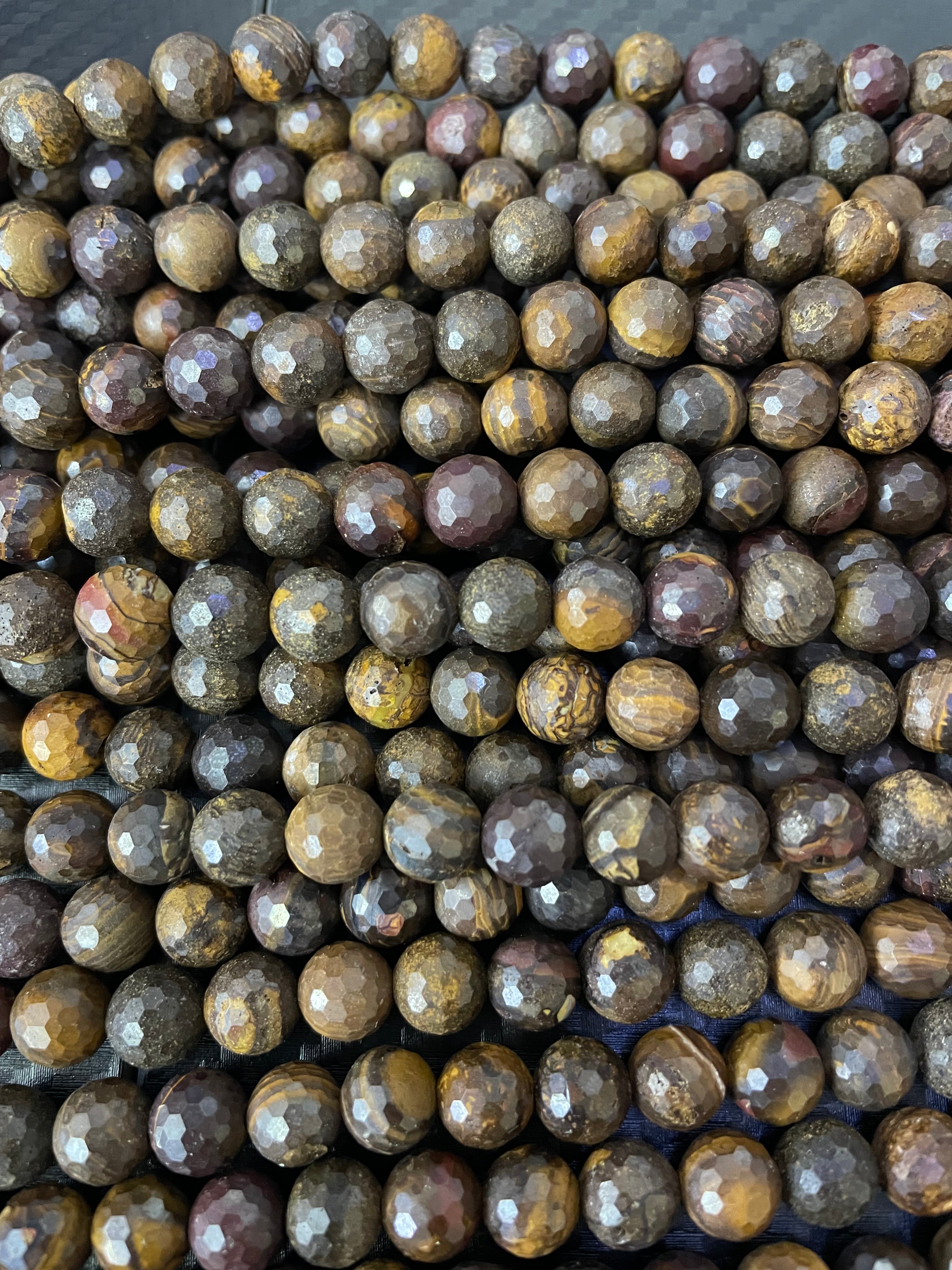 Opale Boulder 6 mm, brin de boules de roche mère facettées