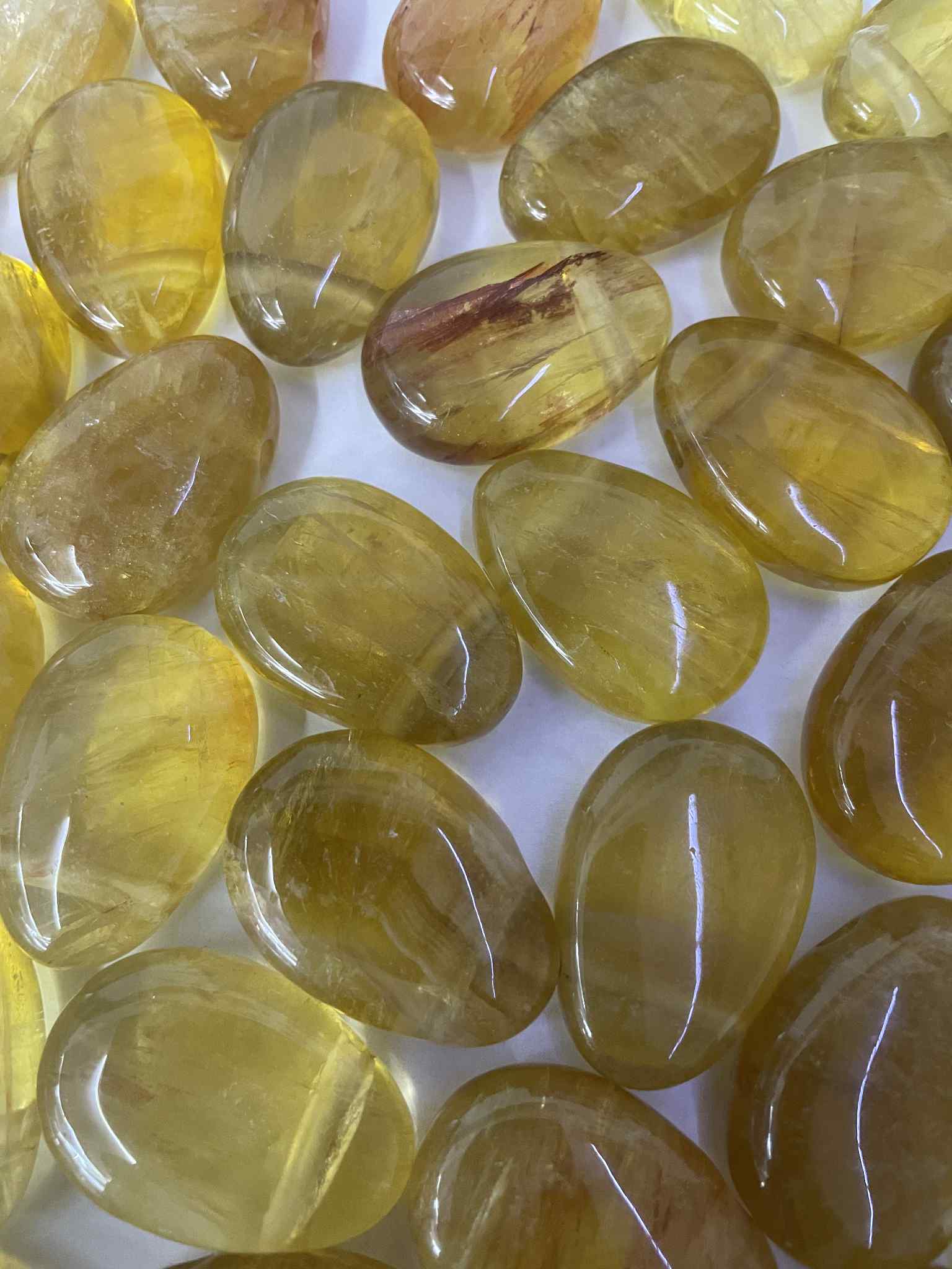 Fluorit gelb Trommelstein gelocht