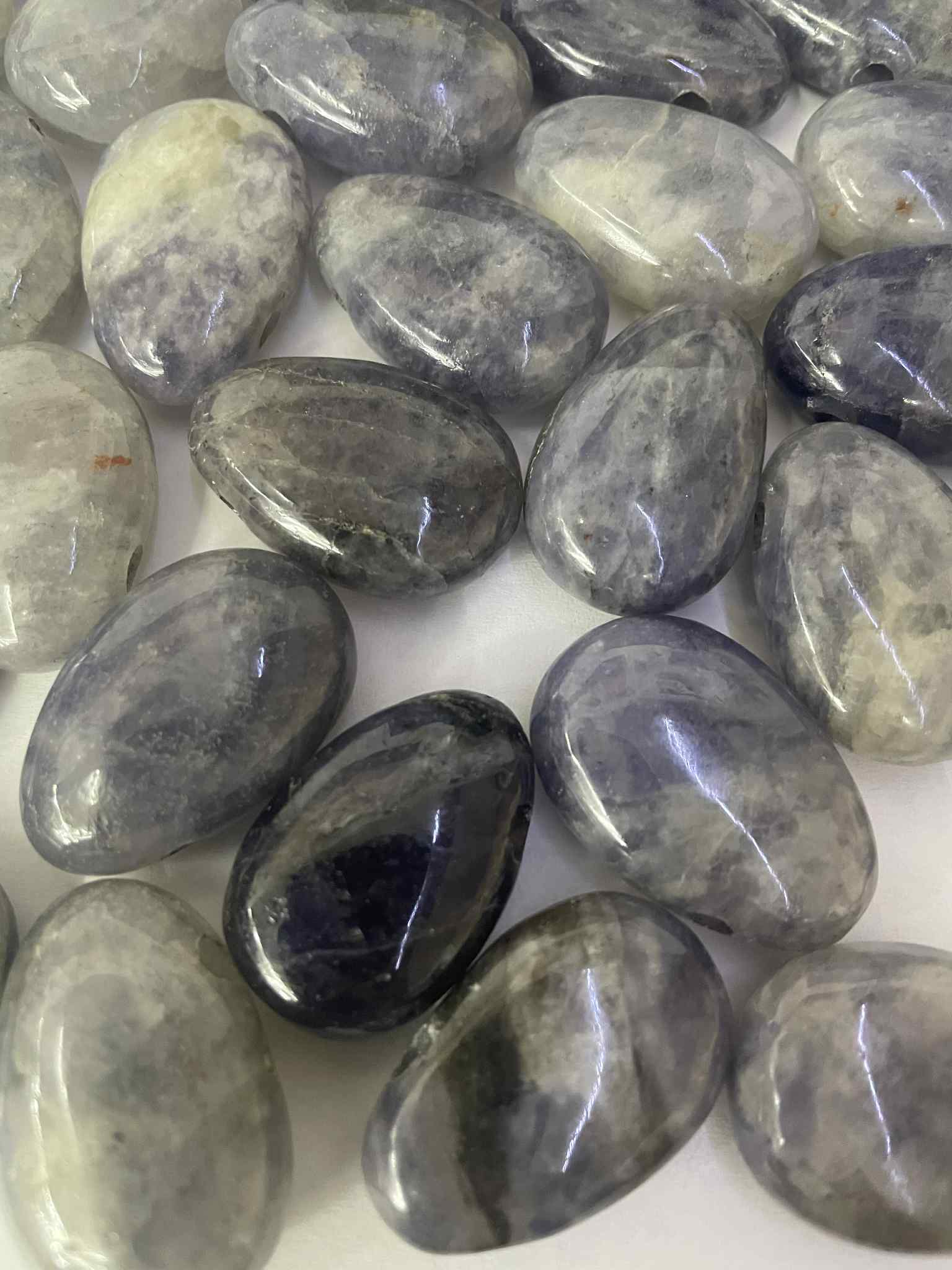 Iolith - Wassersaphir Trommelstein gelocht