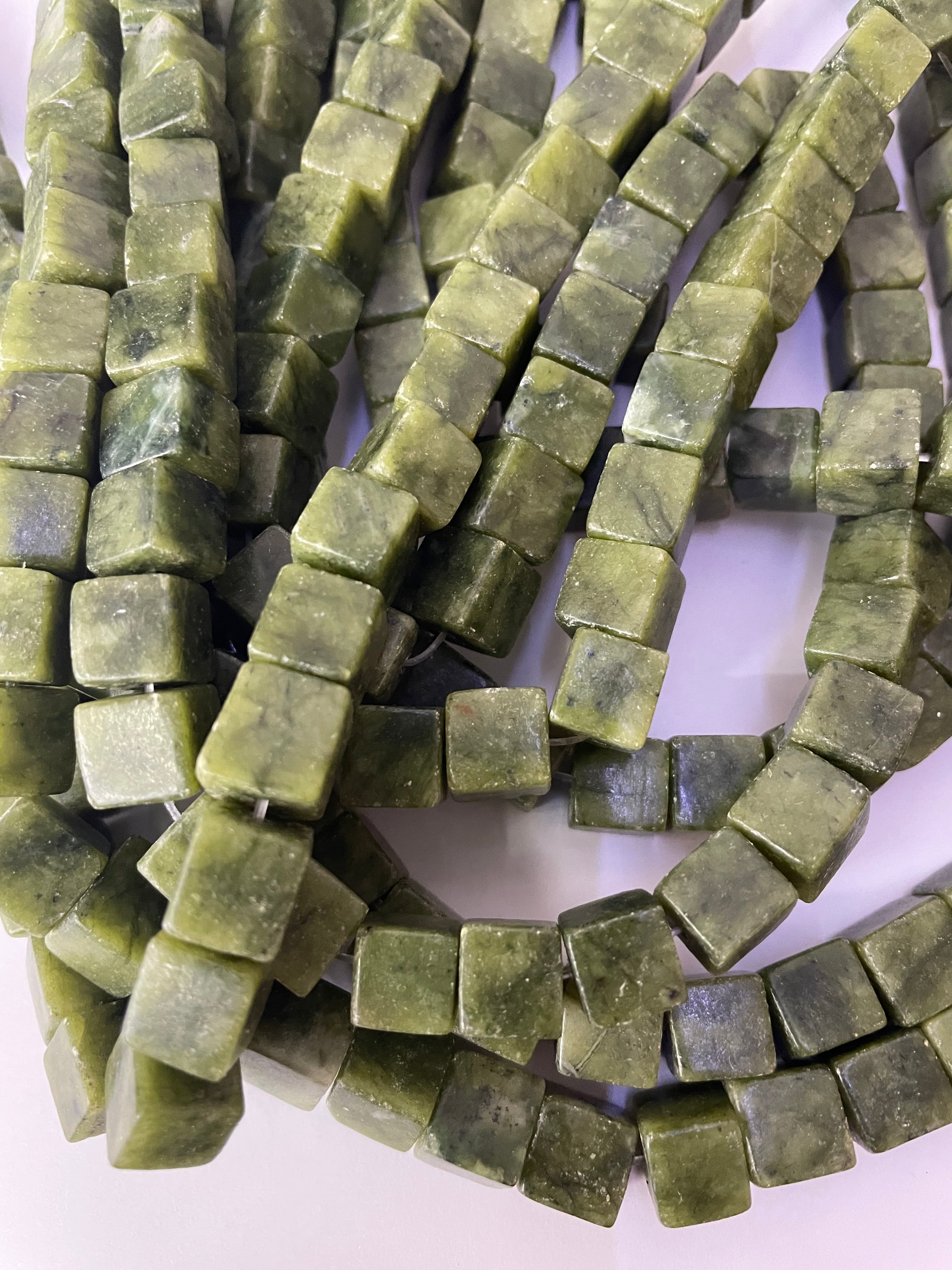 Fil de jade cube foncé 8 mm