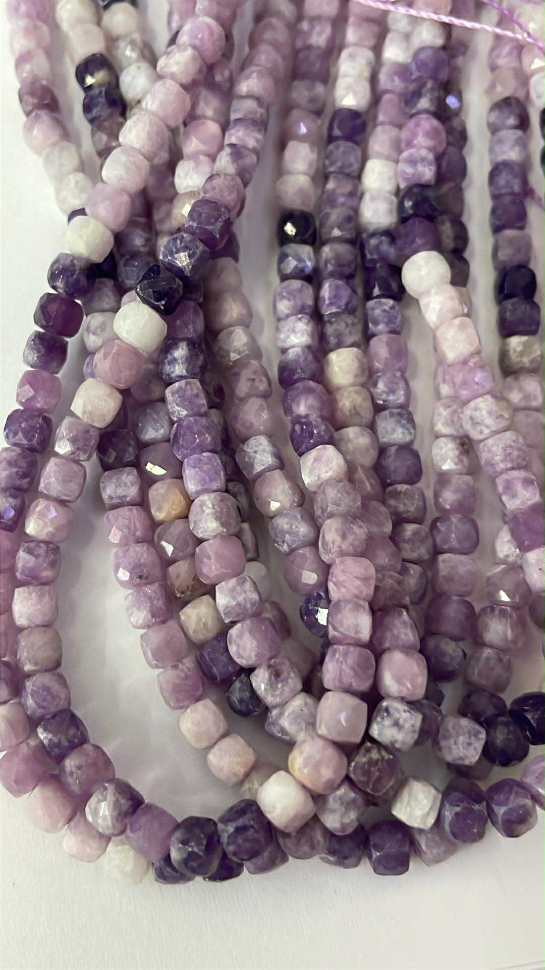 Lepidolith Würfelstrang 4mm hell