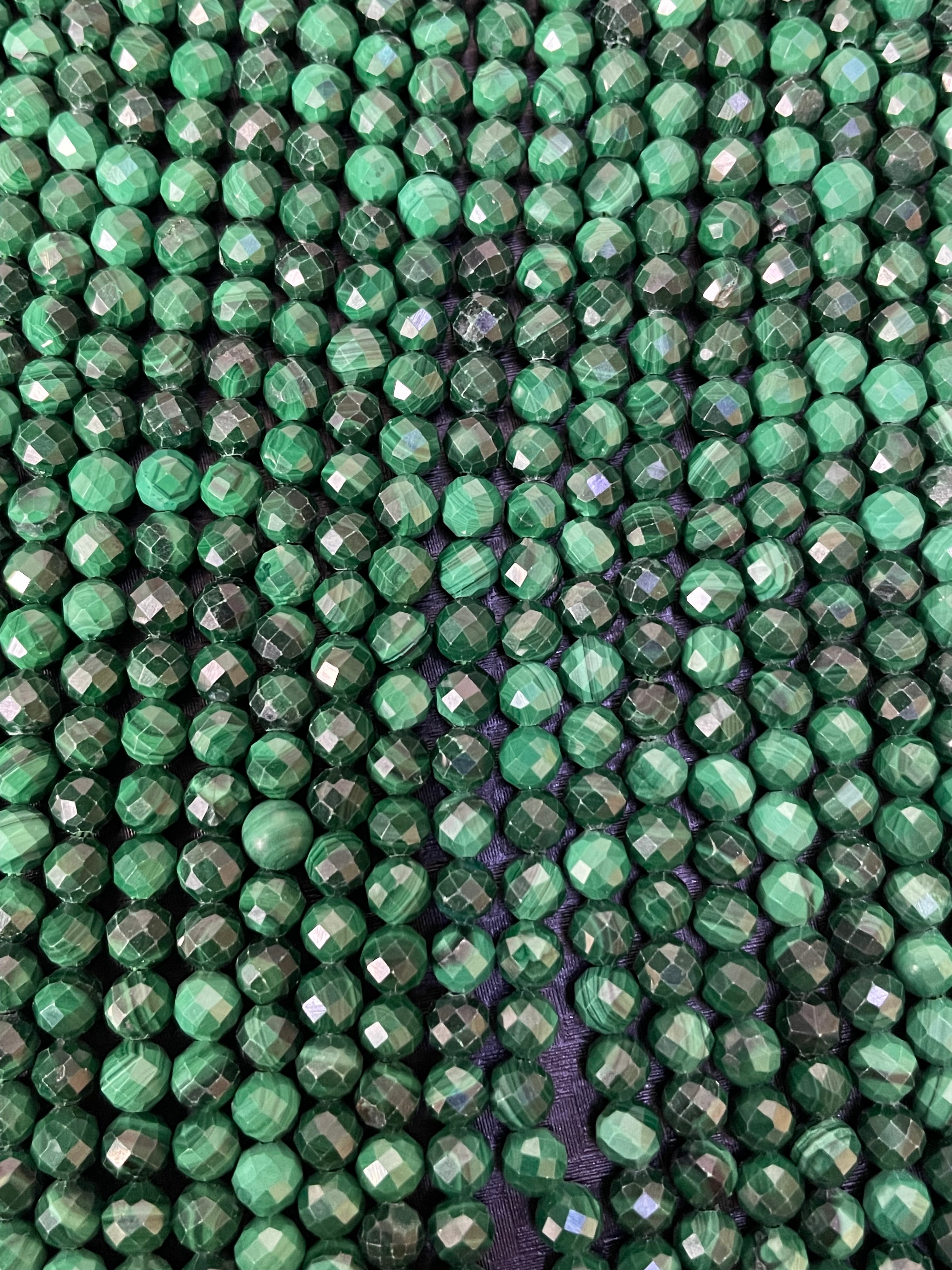 Boules facettées de malachite d'environ 3,3 mm