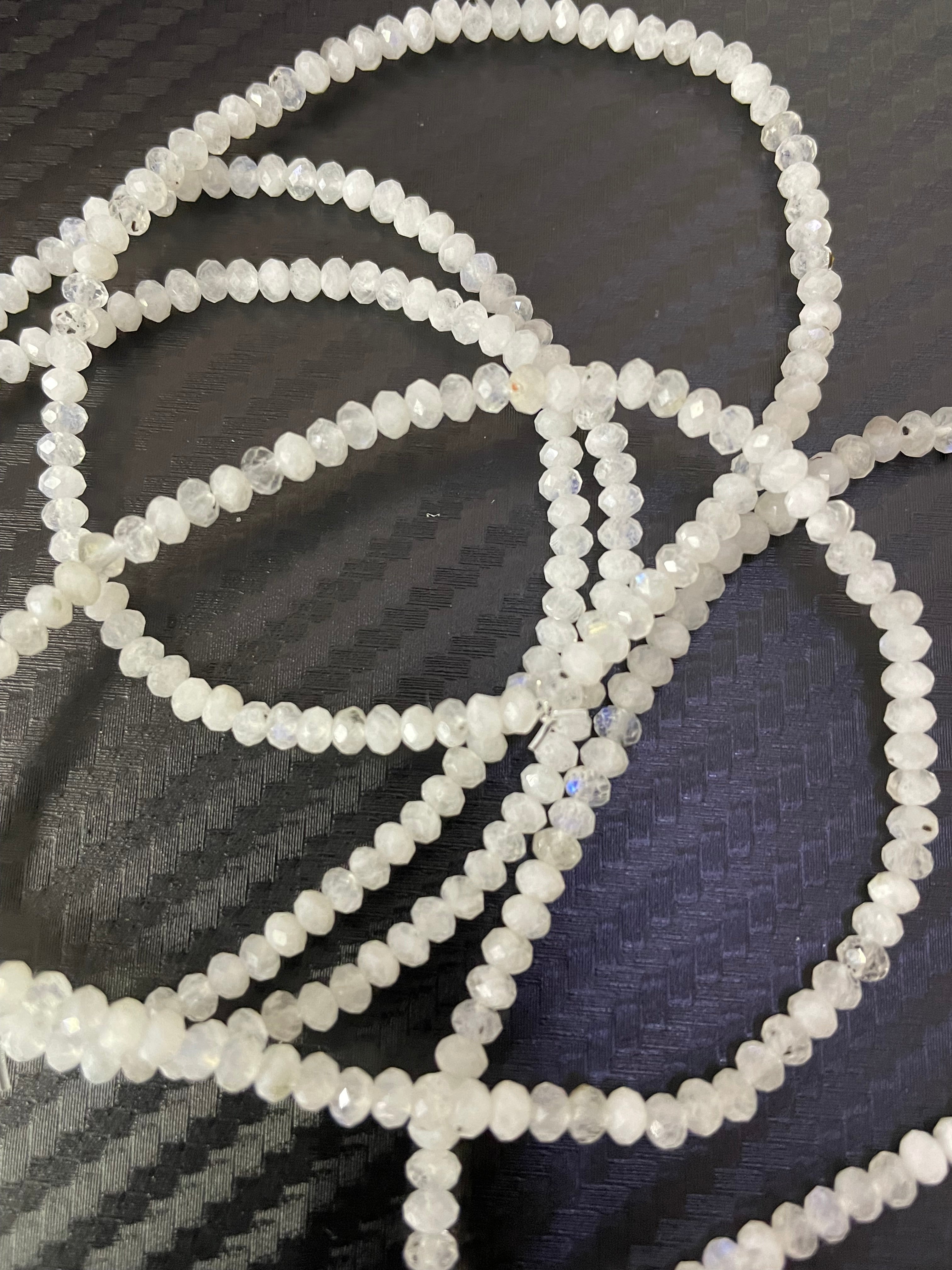 Bracelet pierre de lune blanche facettée environ 3 mm