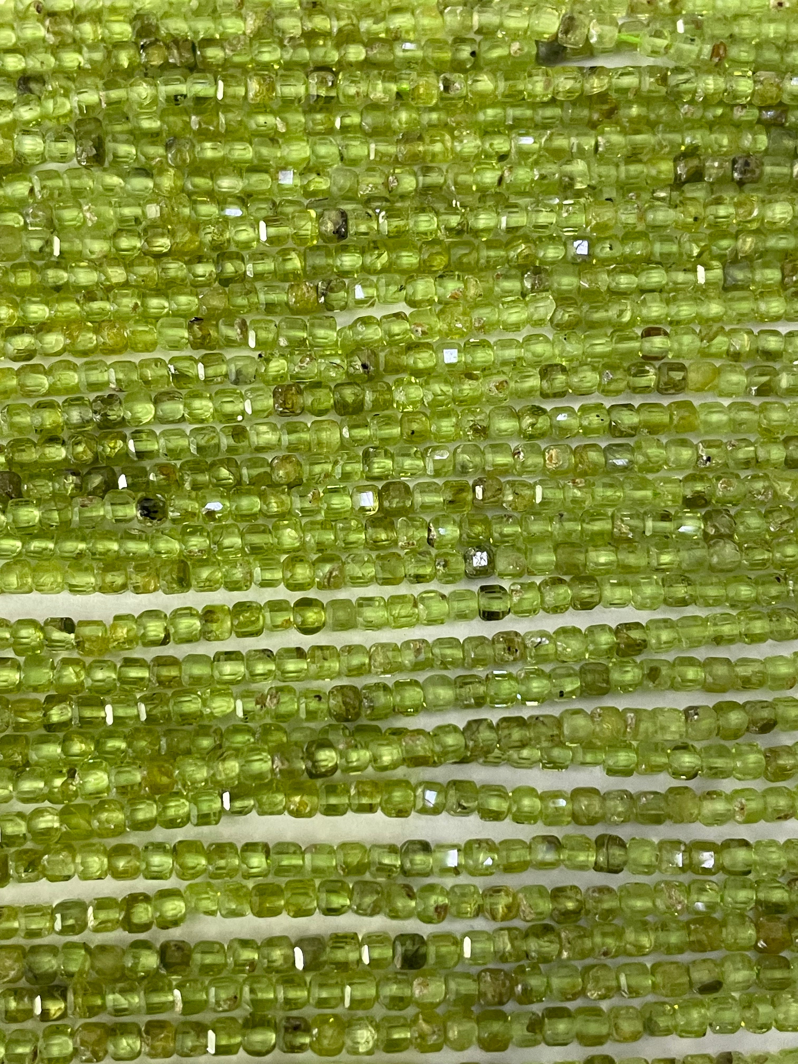 Olivin - Peridot Würfelstrang ca 2.5mm facettiert Natur