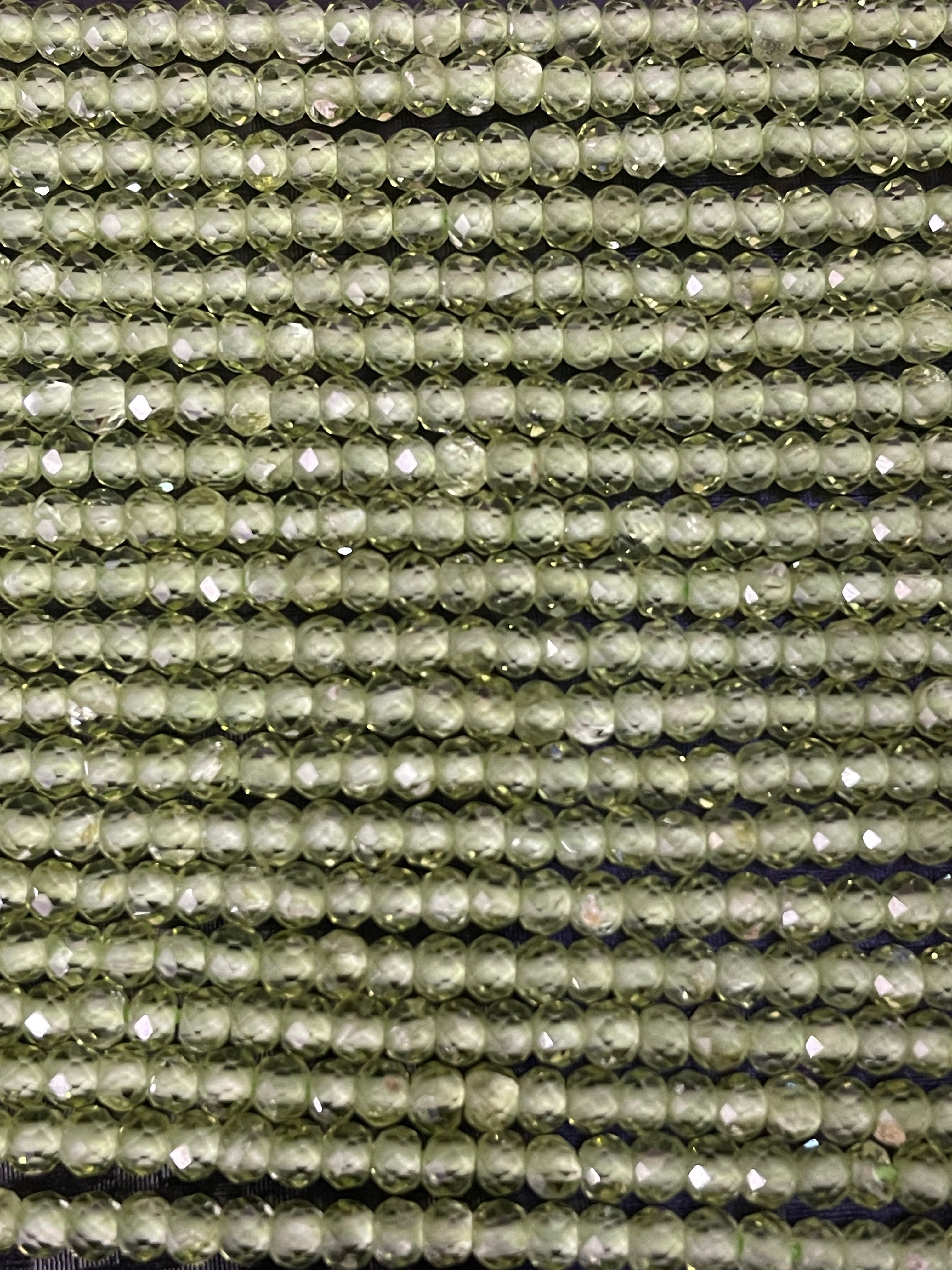 Péridot olivine environ 3 x 2 mm facetté plat