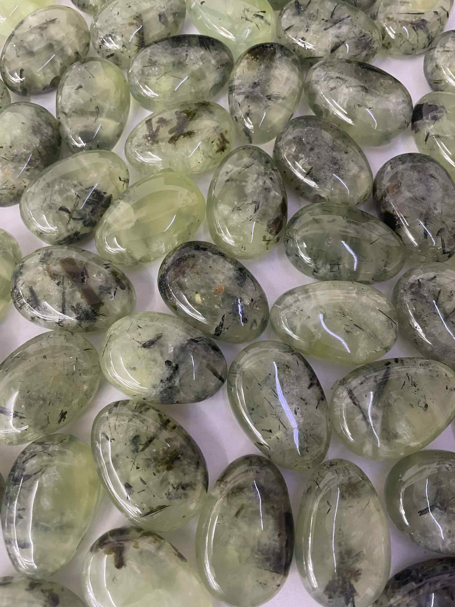 Prehnit Trommelstein gelocht