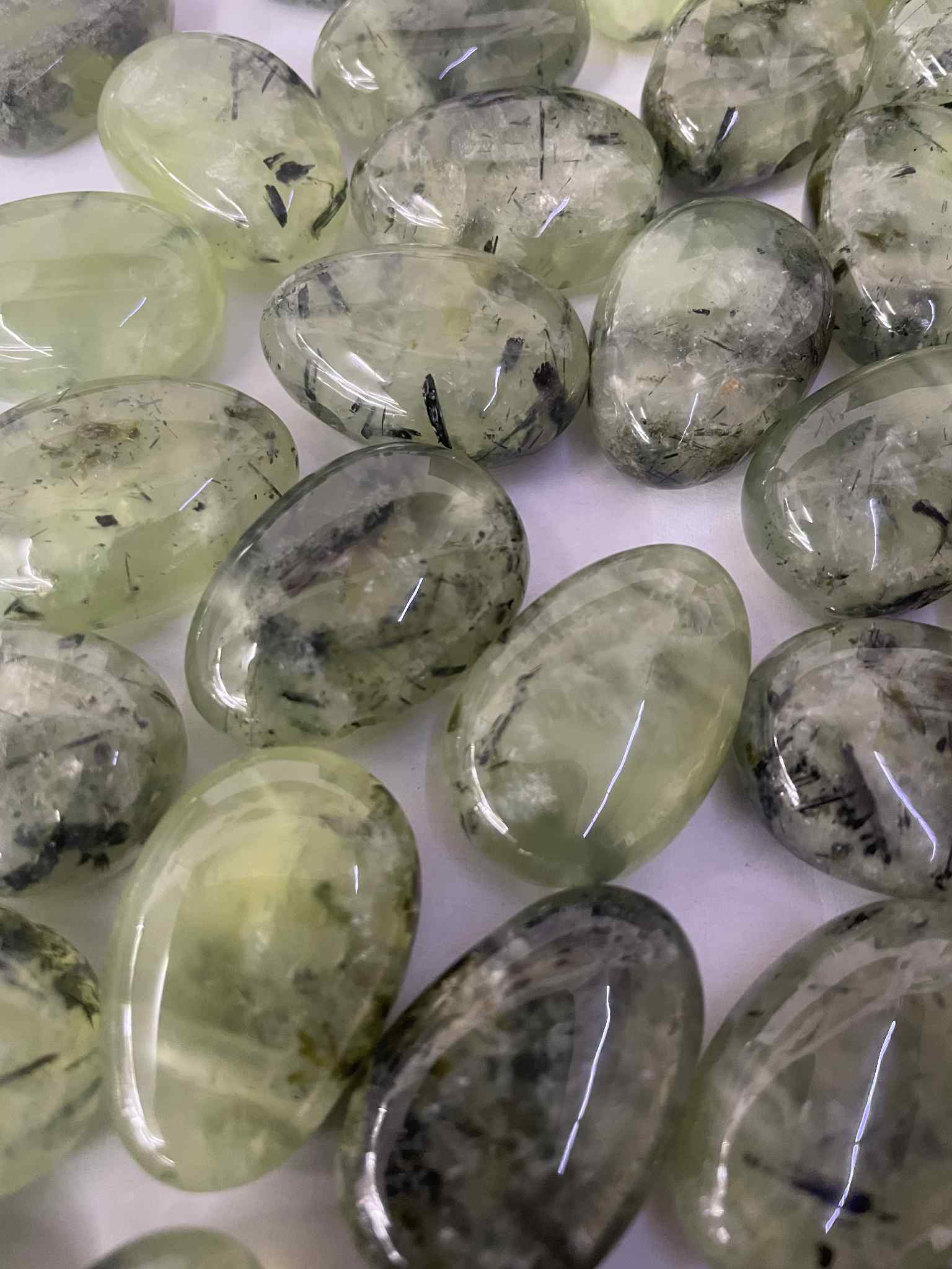 Prehnit Trommelstein gelocht