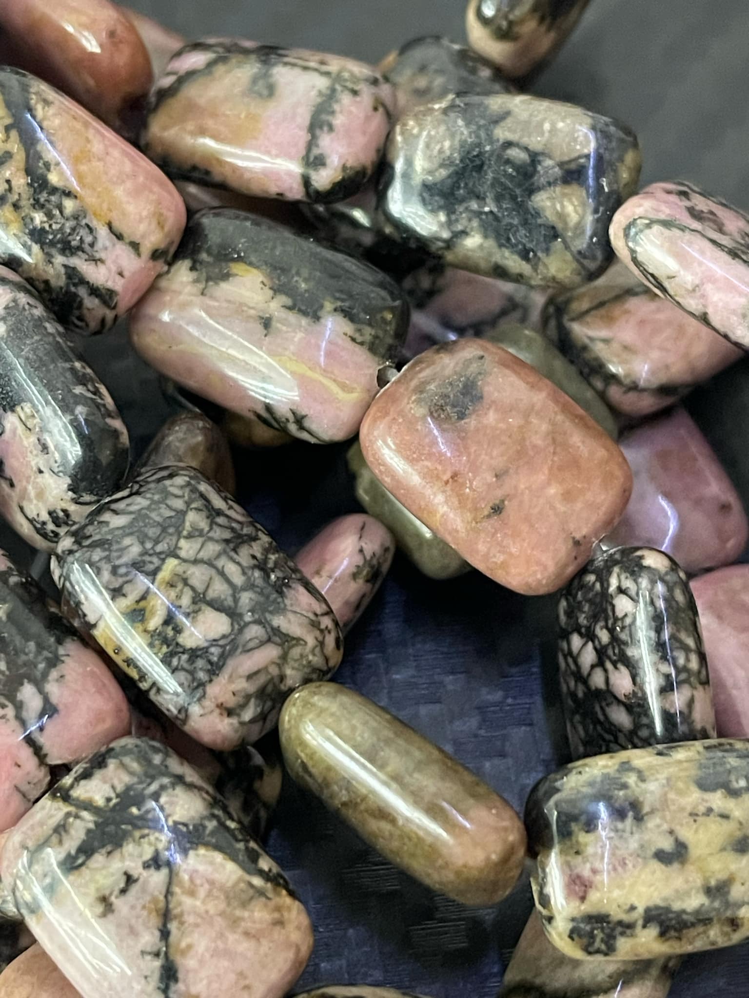 Rhodonite USA brin rectangulaire environ 15 x 10 mm