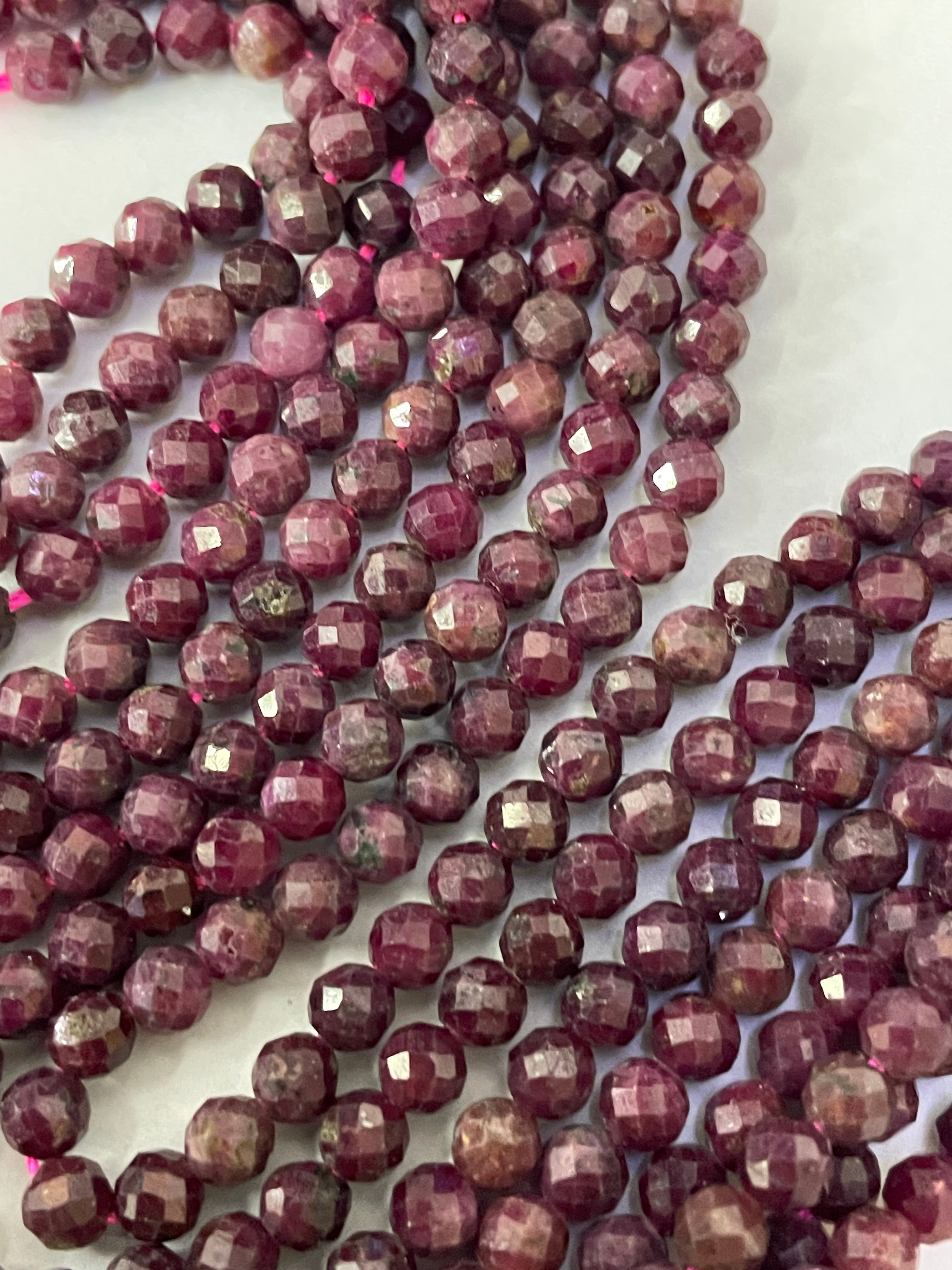 Perles facettées en rubis de 4 mm, moyennes à foncées