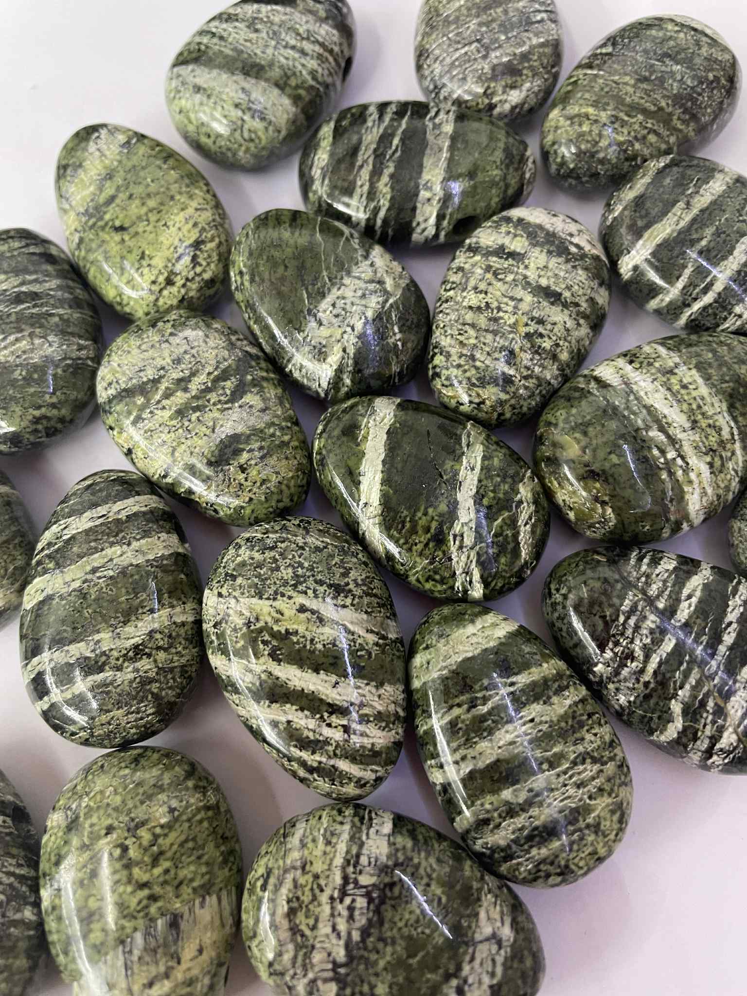 Œil d'argent, pierre roulée percée