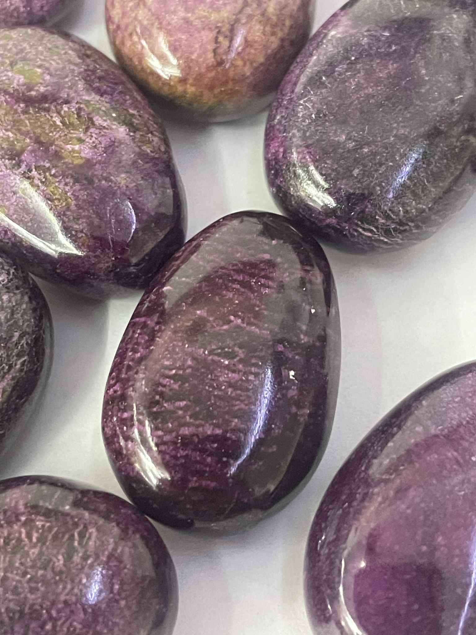 Stichtit Trommelstein Anhänger gelocht