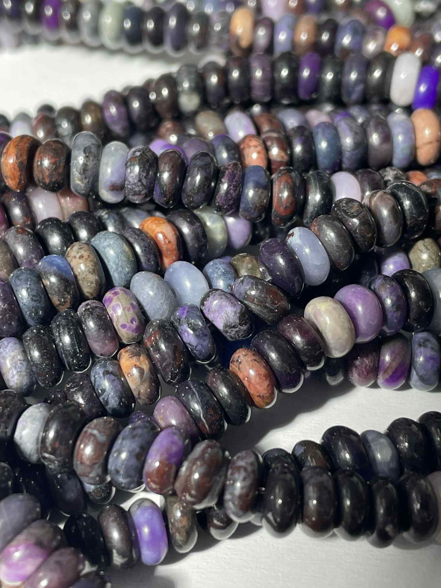 Sugilith Rondellen ca. 6mm Strang, alter Bestand