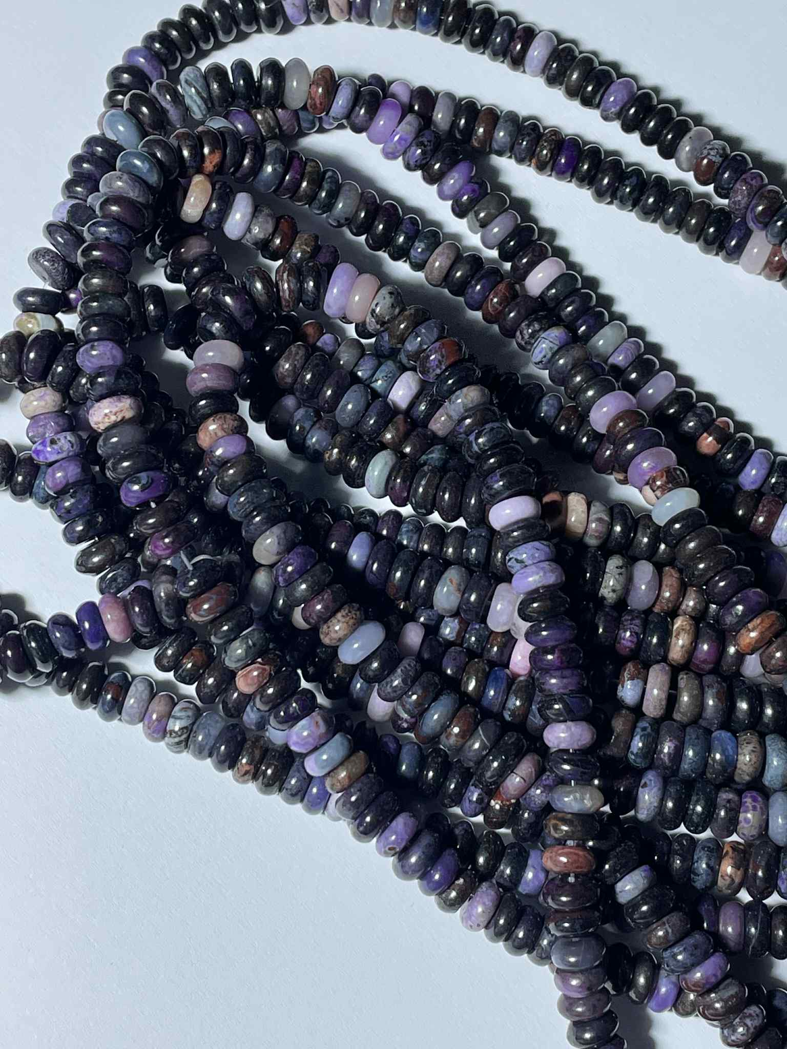 Sugilith Rondellen ca. 6mm Strang, alter Bestand