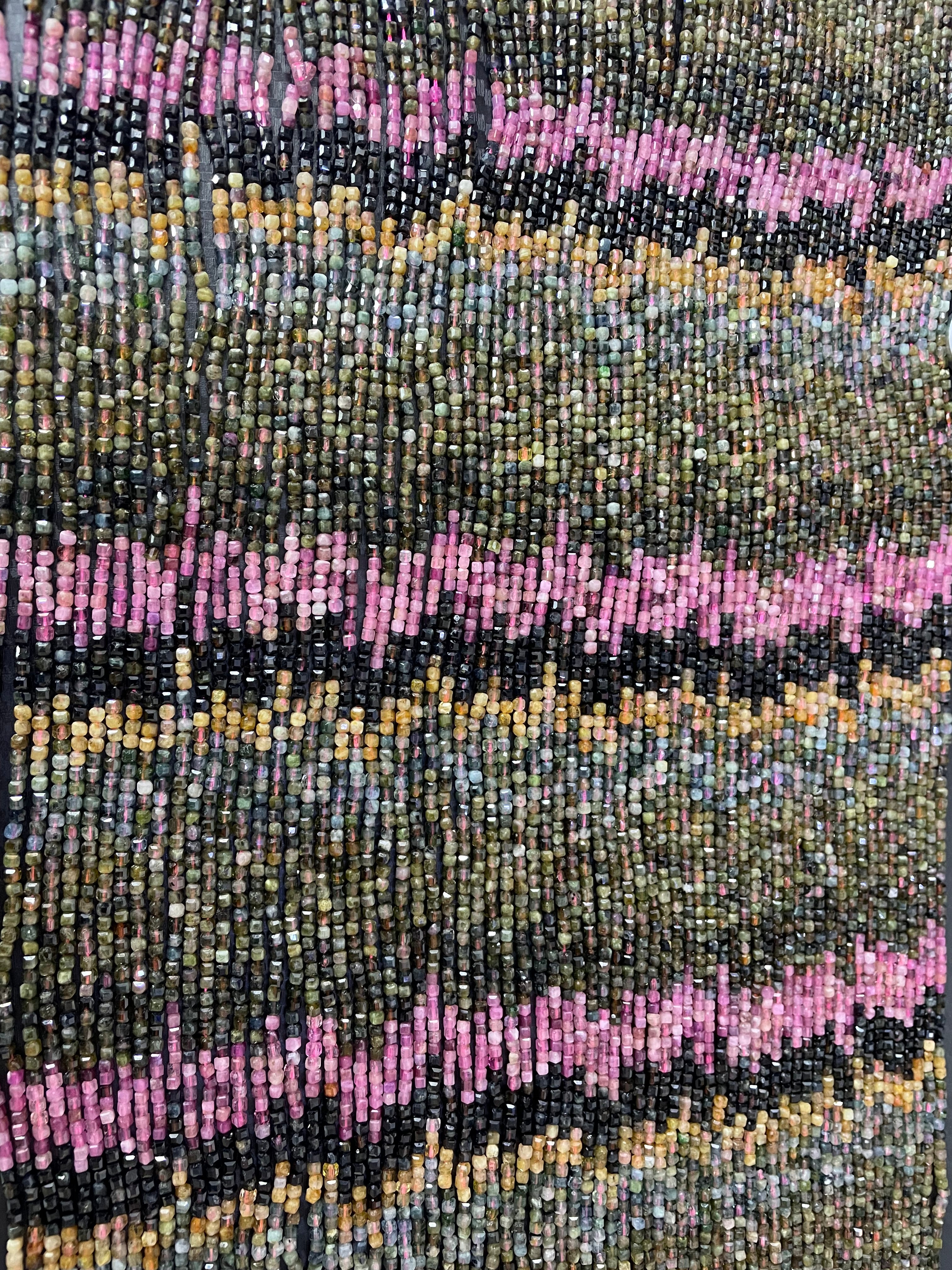 Turmalin Würfel ca. 3mm facettiert Farbverlauf