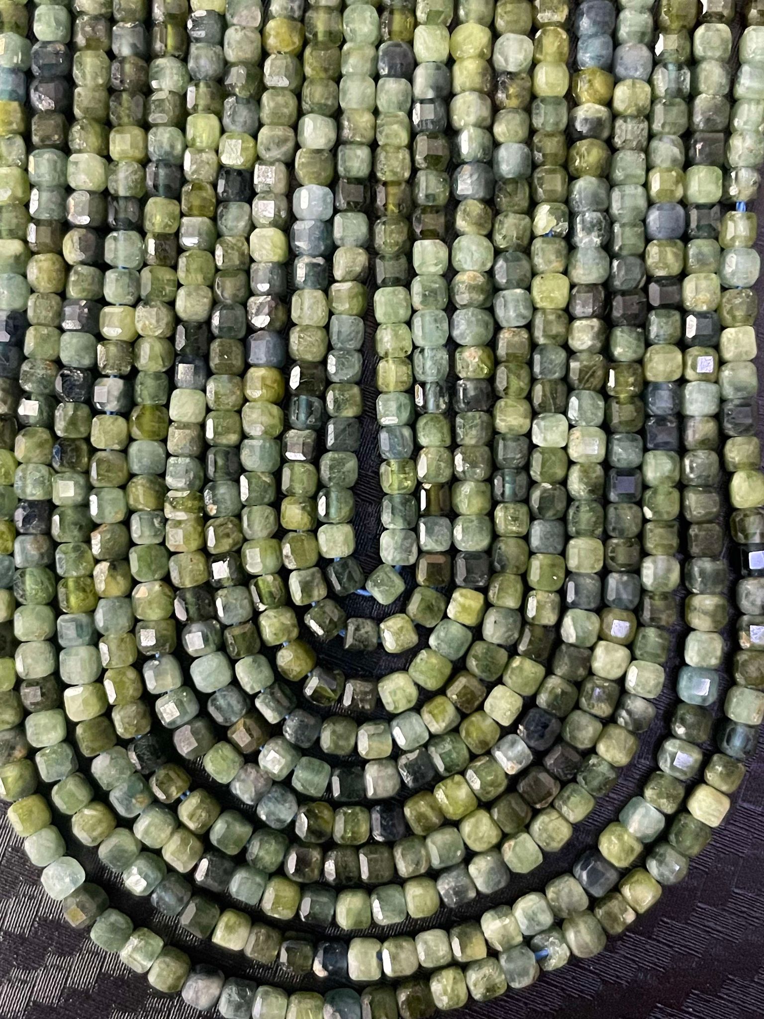 Tourmaline verte cubique à facettes d'environ 2,3 mm