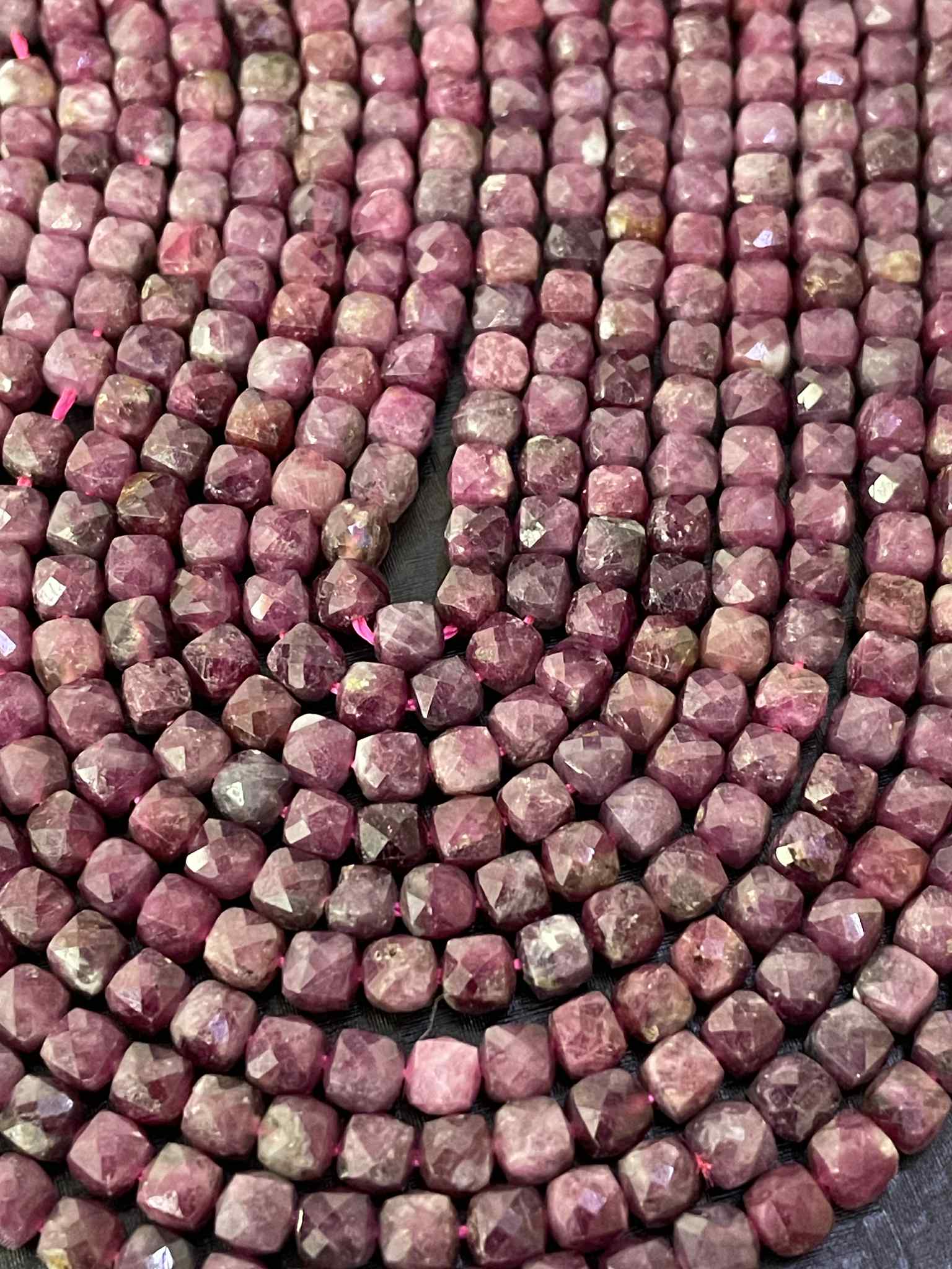 Turmalin Würfel ROT ca 4mm Rubelit