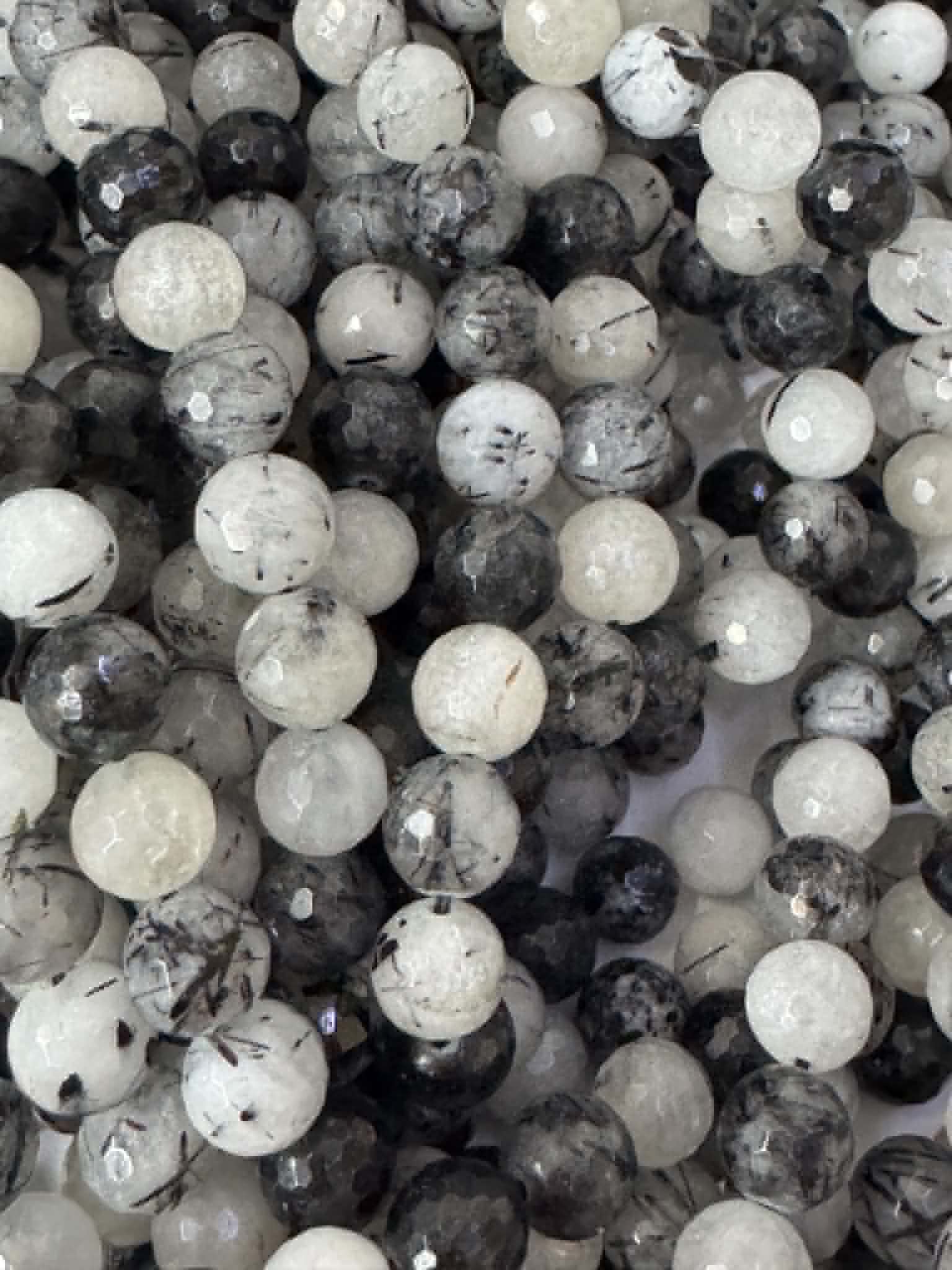 Quartz tourmaliné, perles rondes facettées 8 mm.