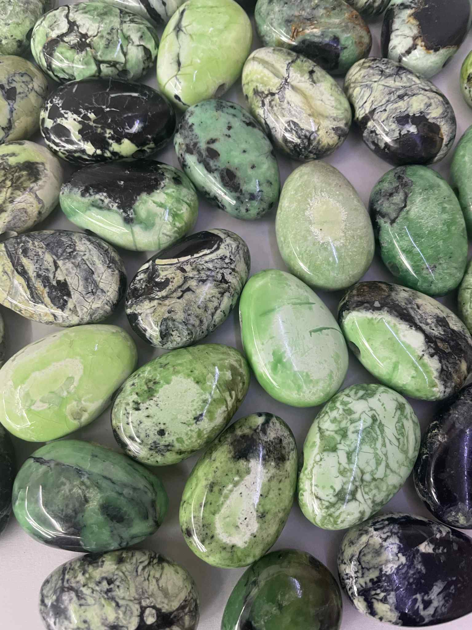 Variscit Trommelstein gelocht