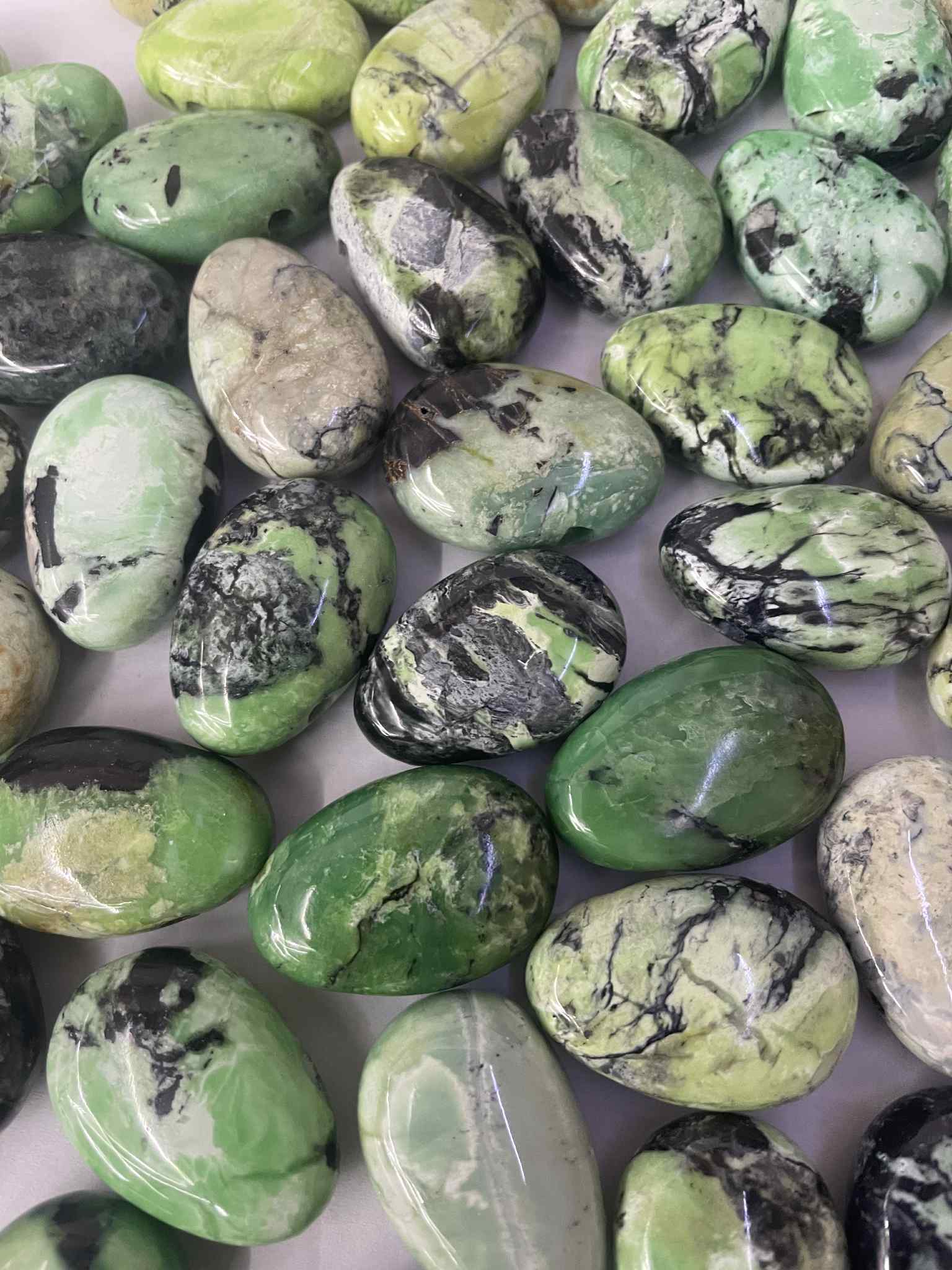 Variscit Trommelstein gelocht