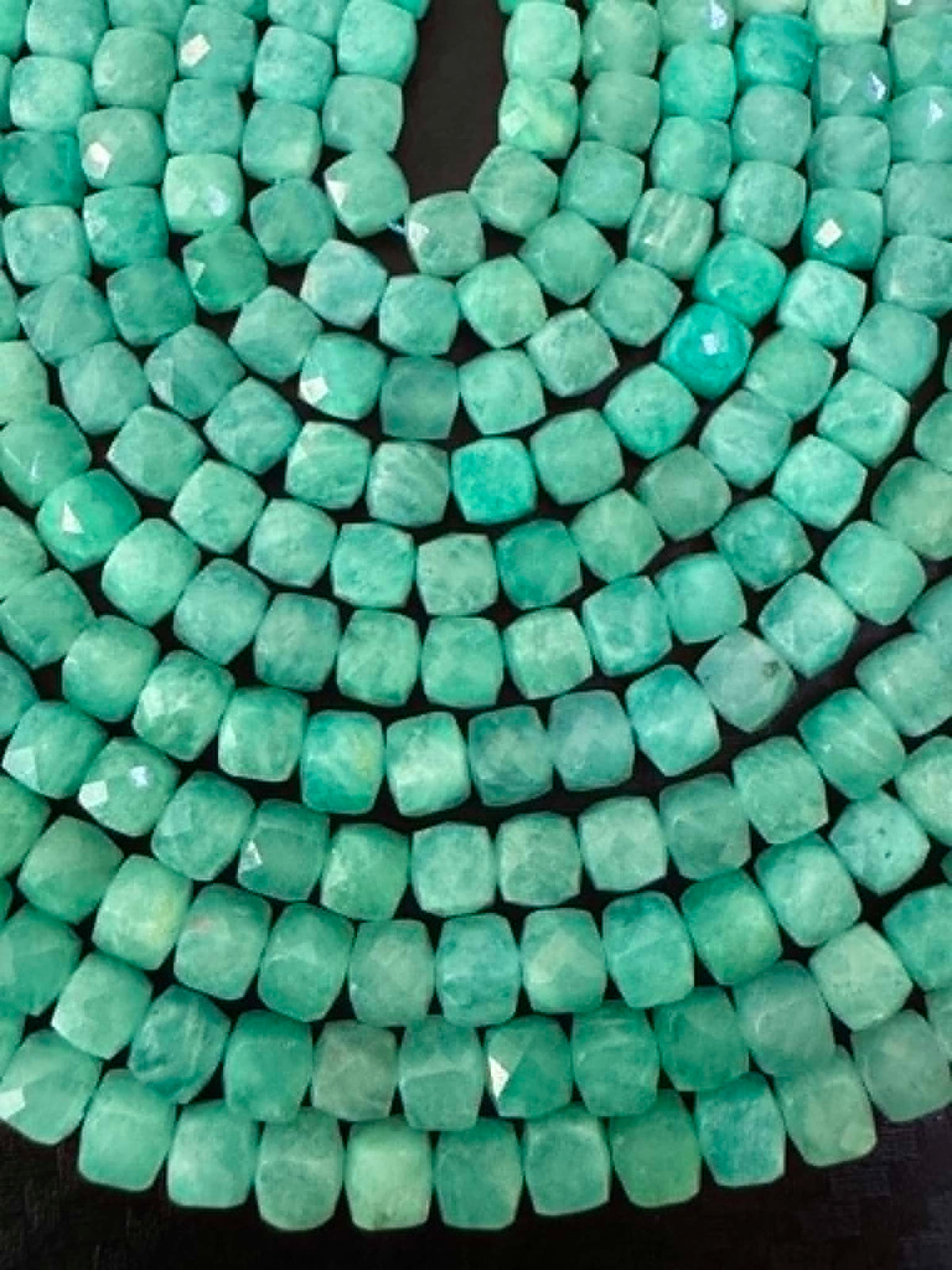 Rang de cubes en amazonite facettée 4 mm