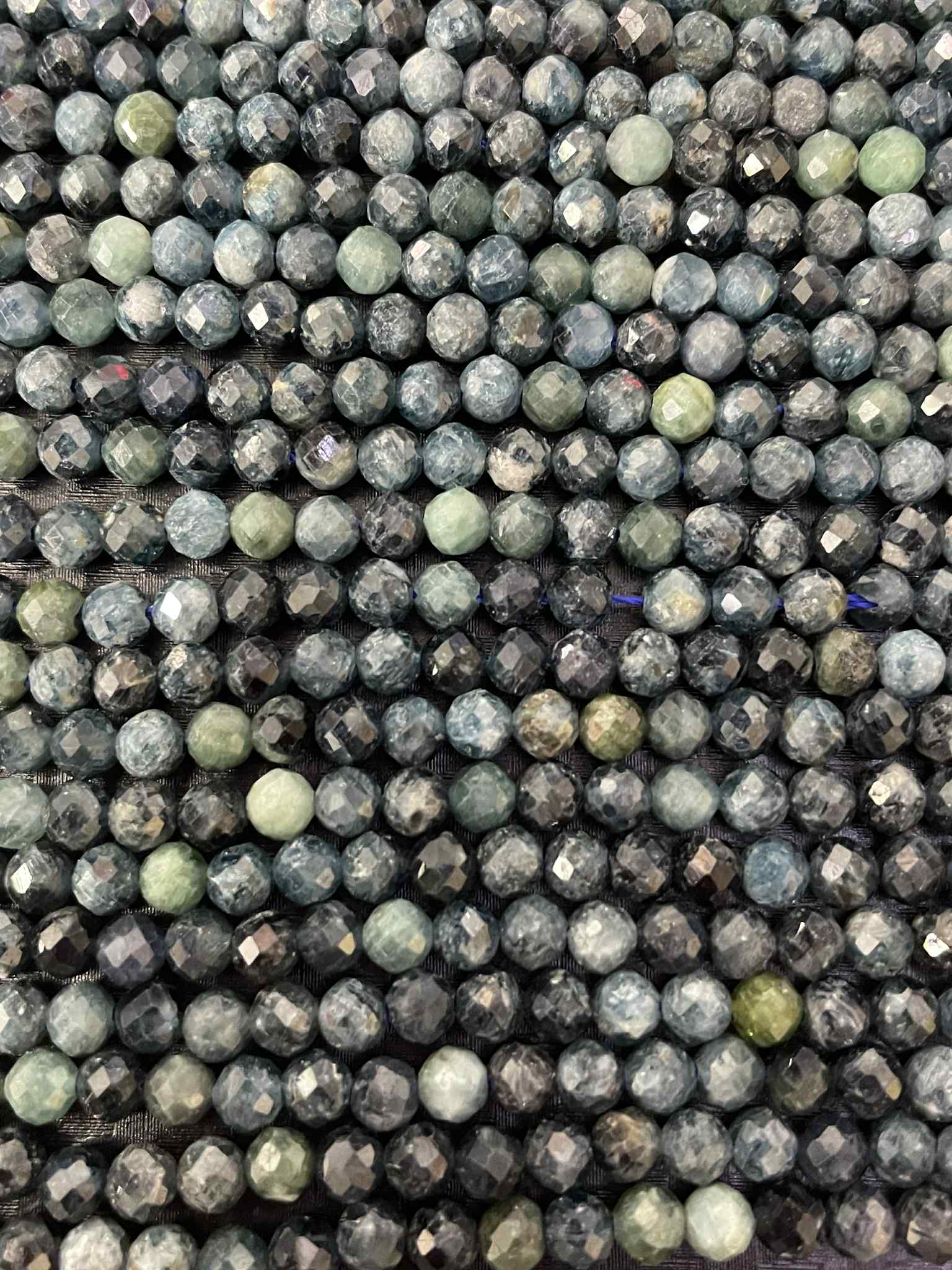 Turmalin blau 4mm facettiert dunkel