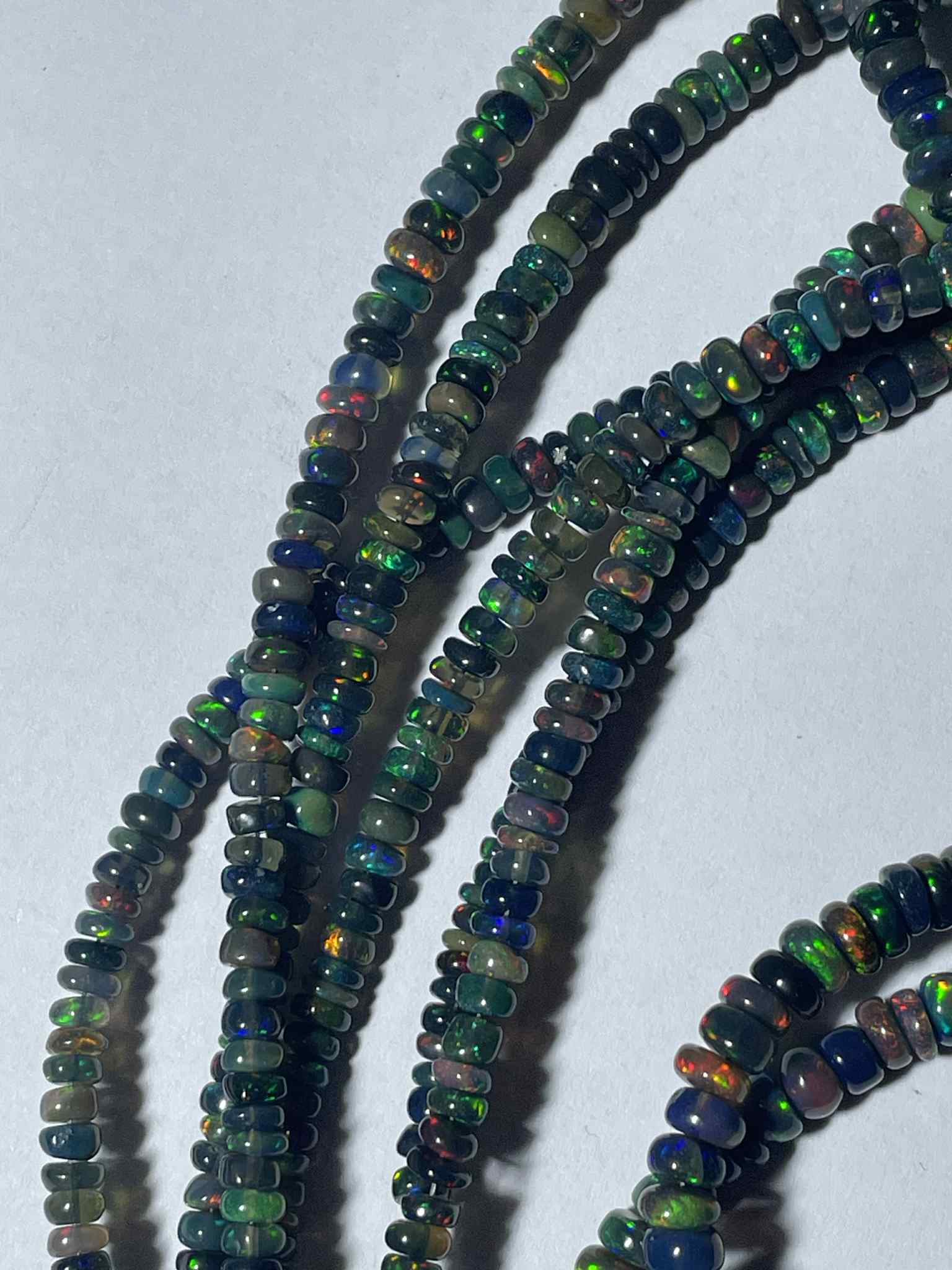 Rondelles d'opale noire d'environ 3 à 5 mm TOP