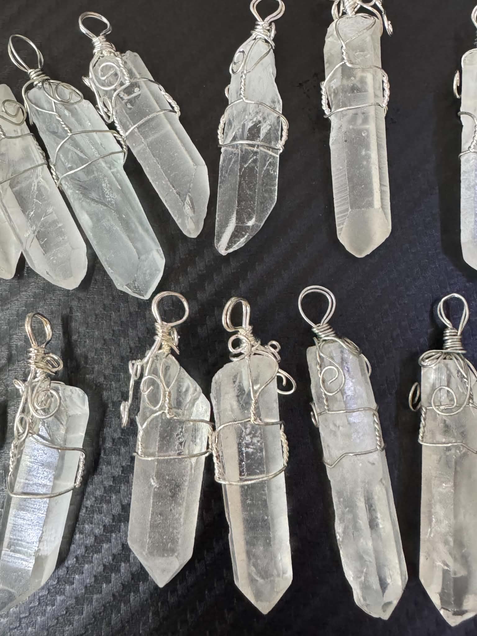 Pendentif en cristal de roche serti dans du fil métallique