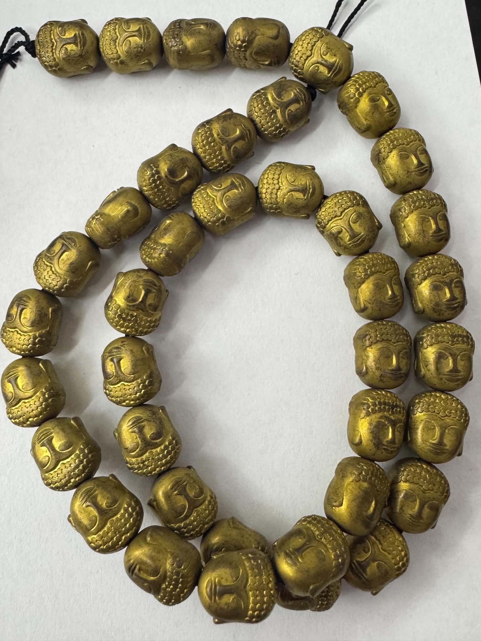 Buddha Strang Hämatit Goldfarbe