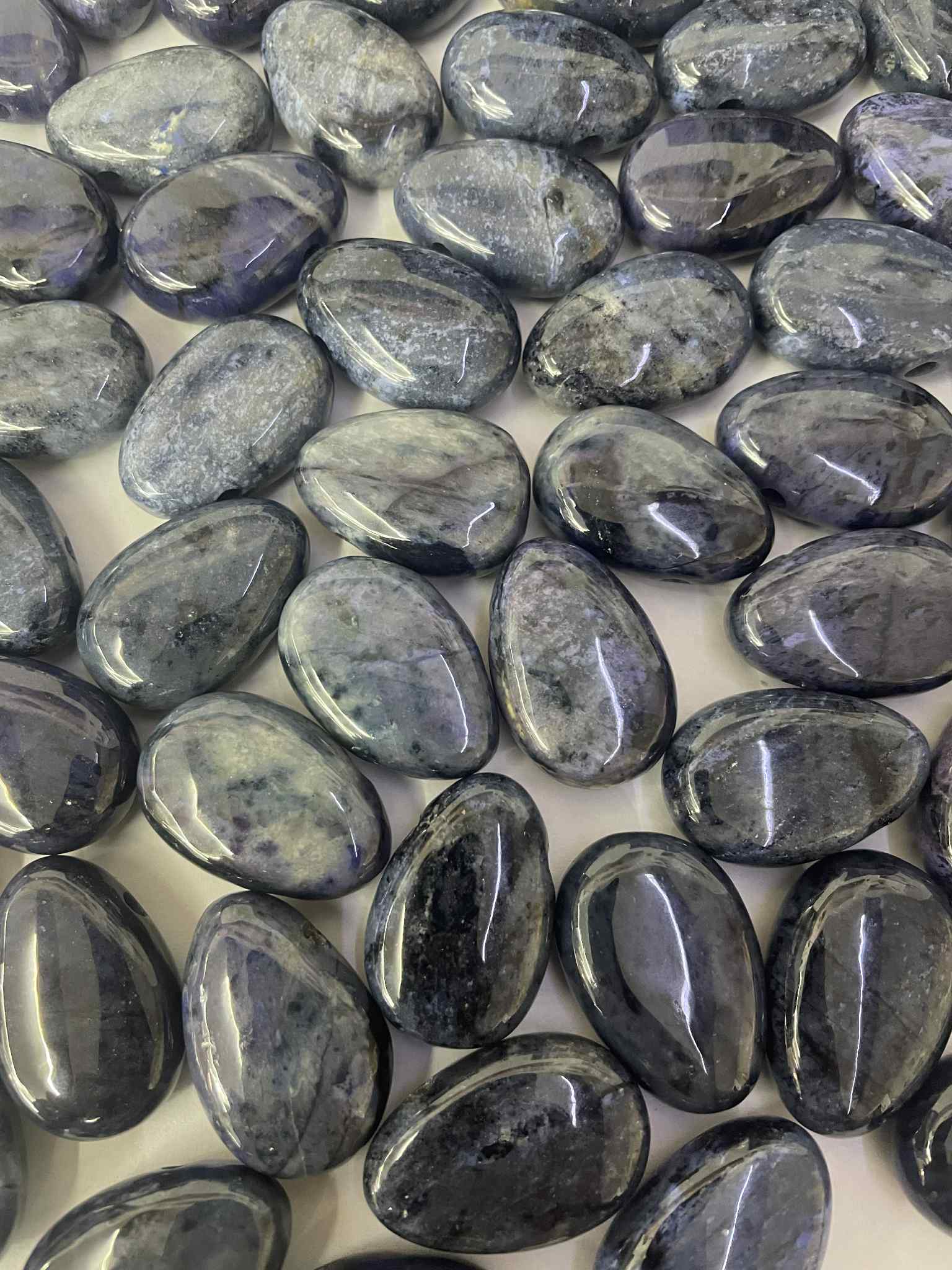 Dumortierit Trommelstein gelocht