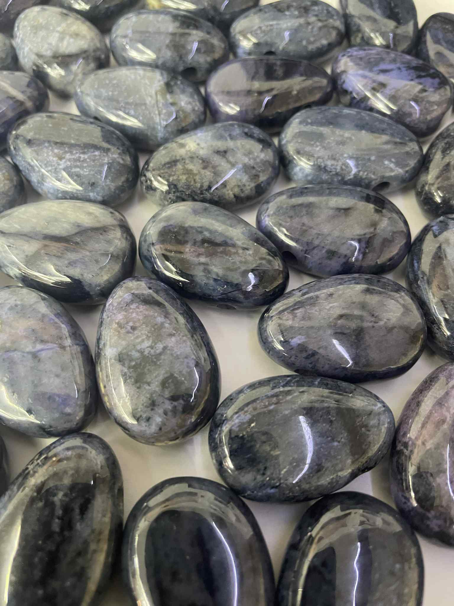 Dumortierit Trommelstein gelocht