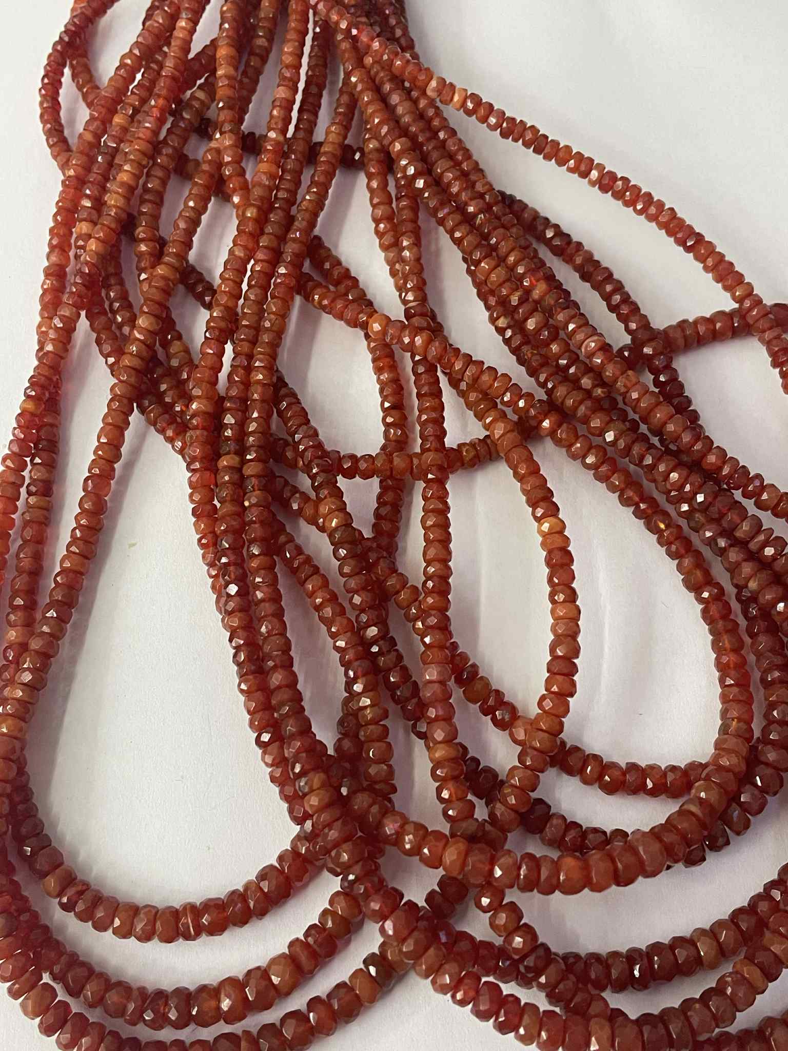 Opale de feu rouge facettée rondelles env. 4 - 5,5 mm dégradé TOP