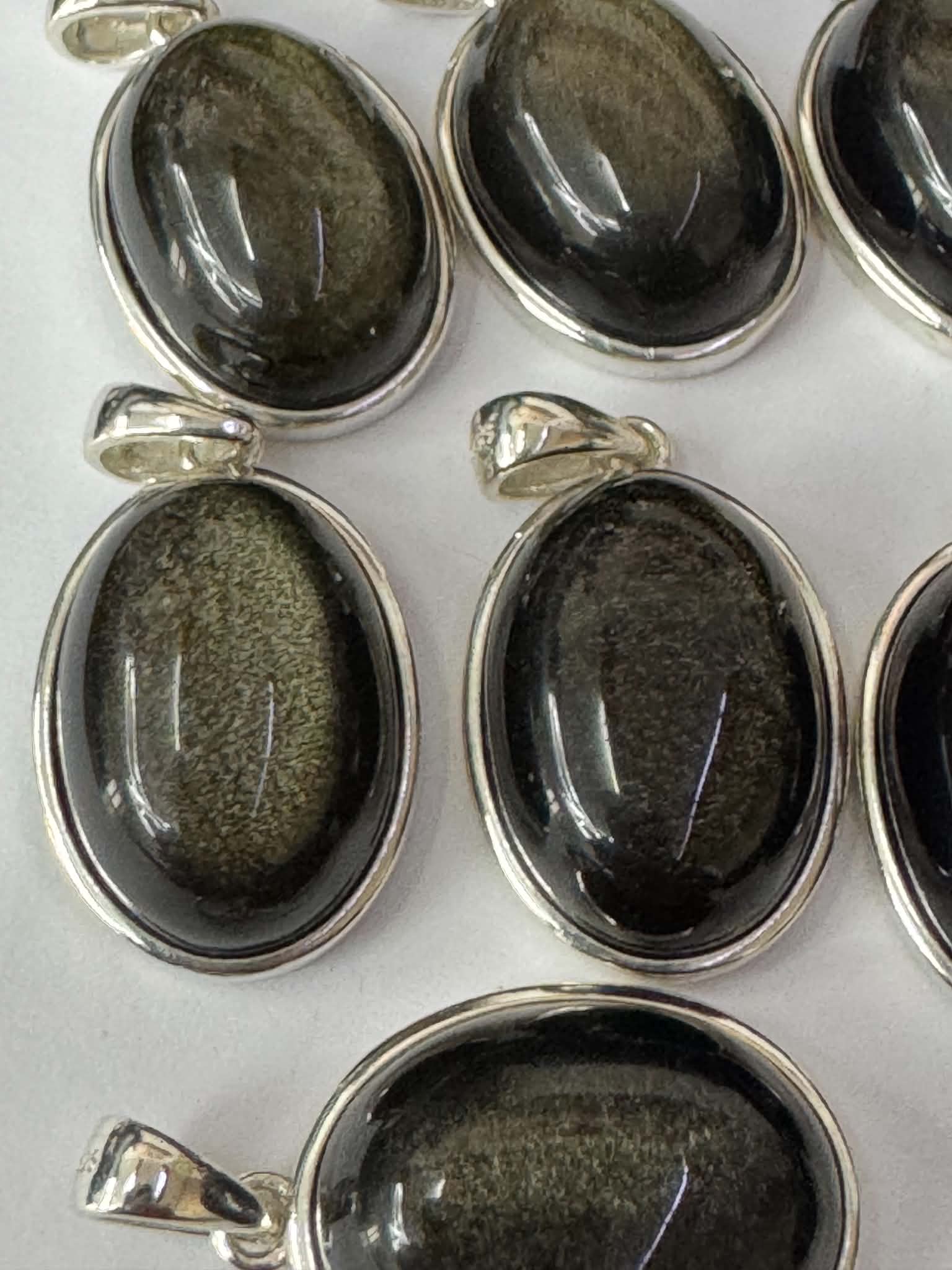 Pendentif en obsidienne dorée, monture en argent 925, avec poinçon de responsabilité suisse AMBRA