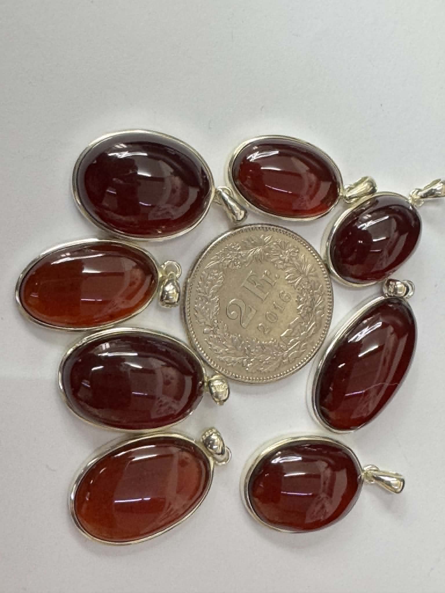 Pendentif goutte en grenat orange, monture en argent 925.