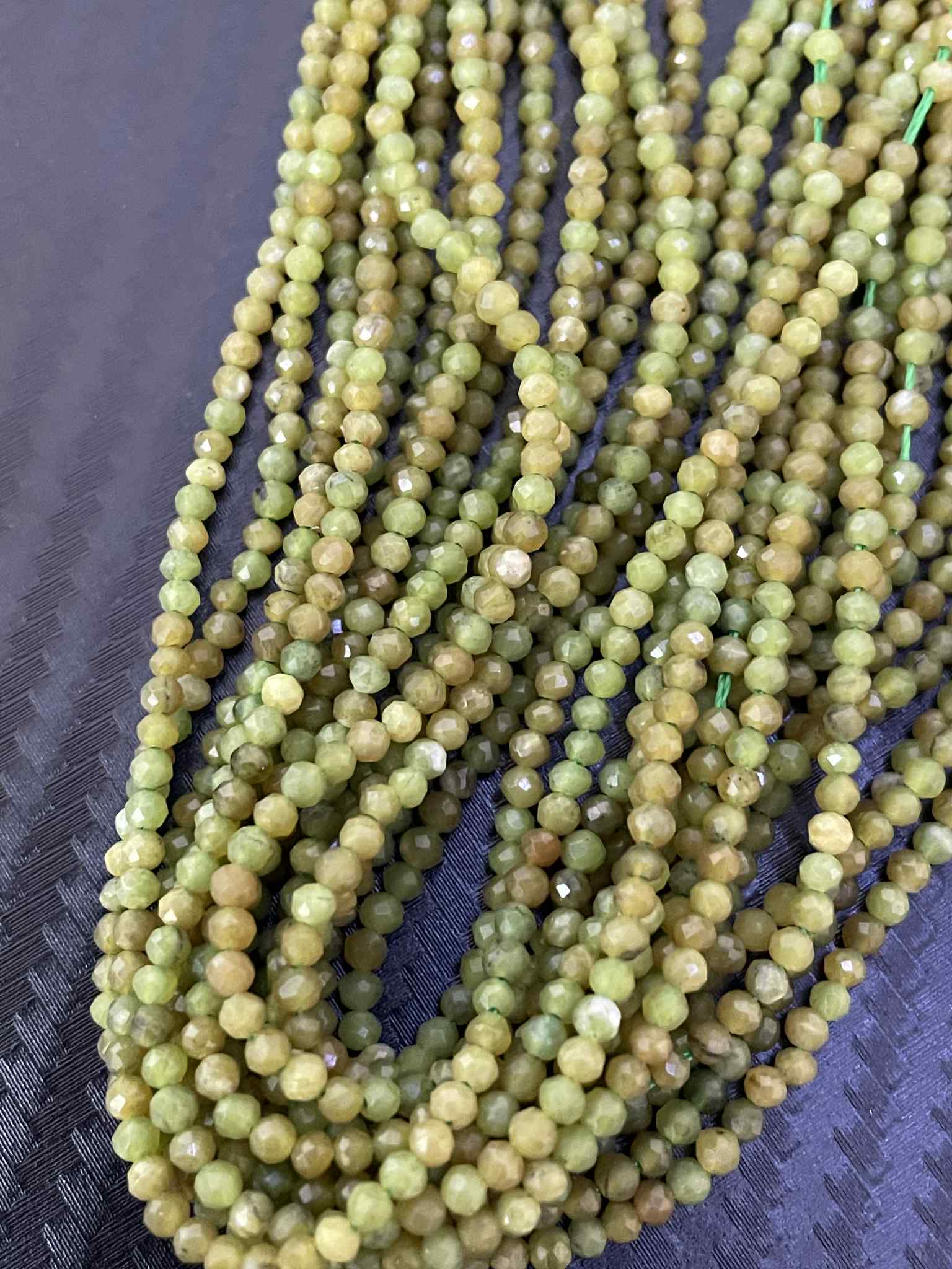 Jade 2mm facettiert Mogok