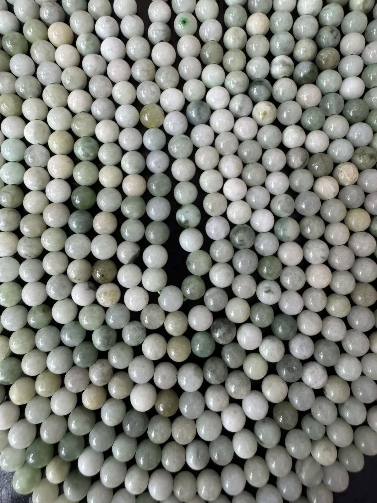 Jade du Myanmar, rang de perles rondes d’env. 4 mm