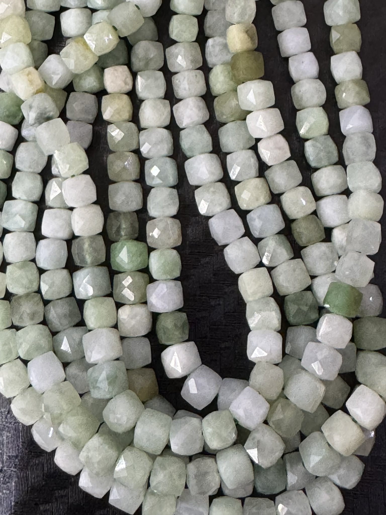 Jade ca. 4mm facettiert Würfel