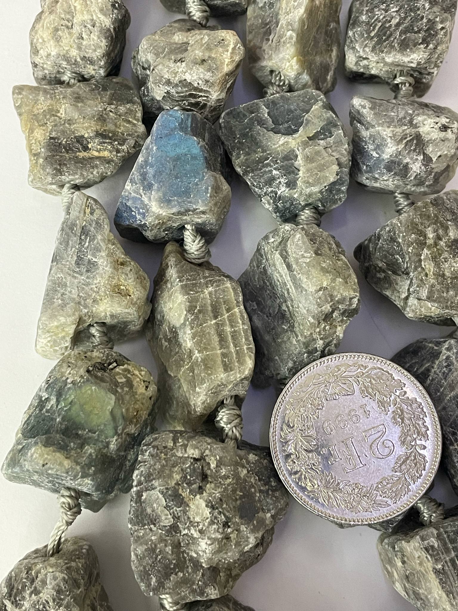 Fil de pierre brute de labradorite MAXI