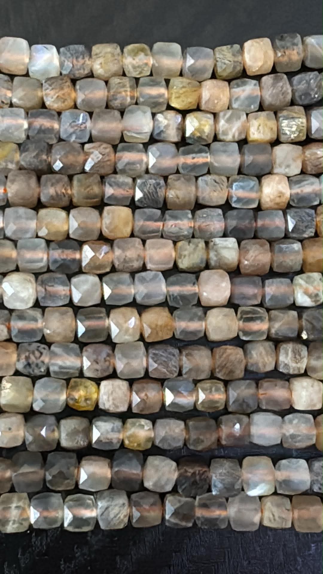 Pierre de lune gris brun, cubes facettés 4 mm
