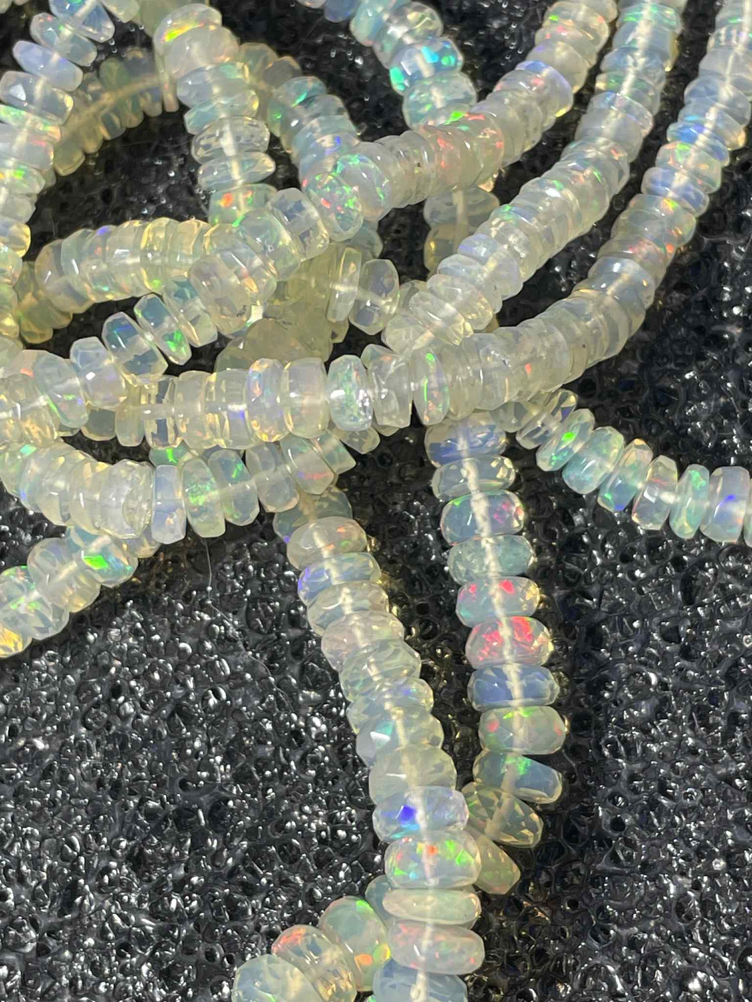 Opale précieuse facettée plate claire 4 - 7 mm TOP