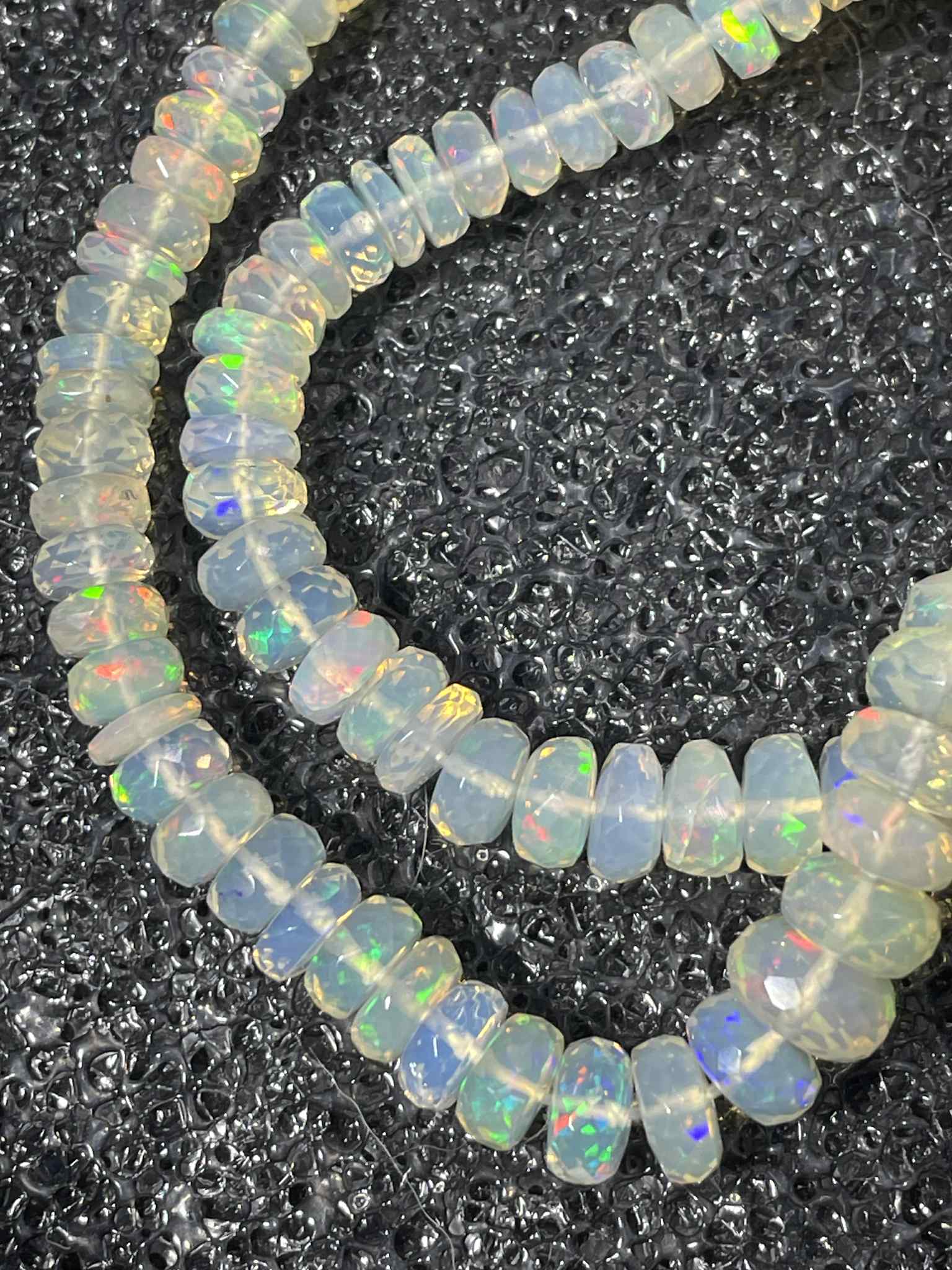 Opale précieuse facettée plate claire 4 - 7 mm TOP