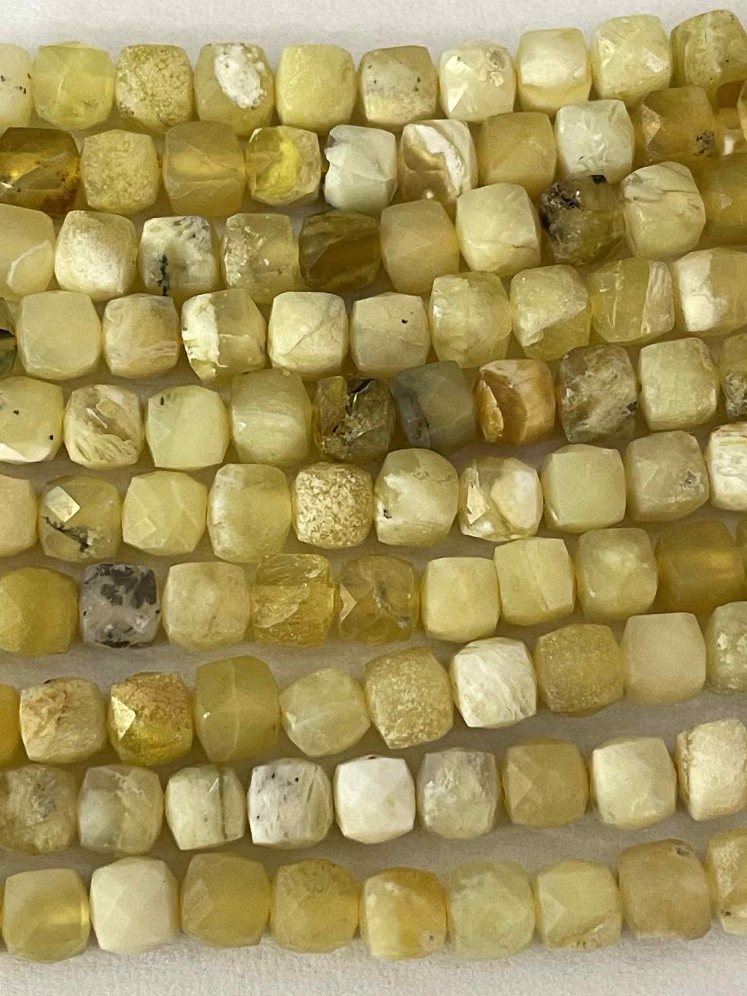 Honig Opal 4mm Würfel facettiert aus Mali