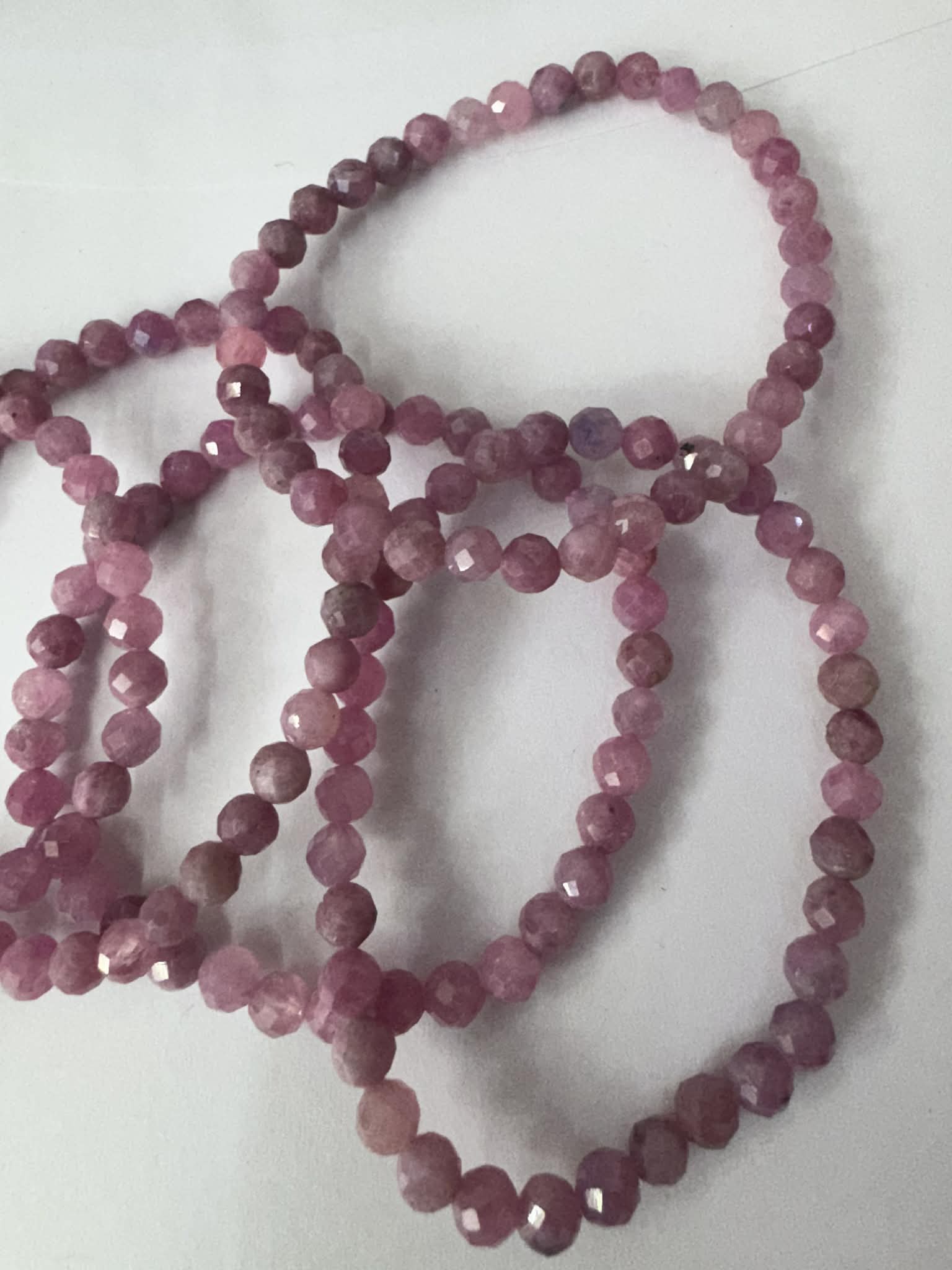 Armband aus pinkem Saphir aus Sri Lanka (Ceylon), mit facettierten Kugeln von ca. 5.5 mm