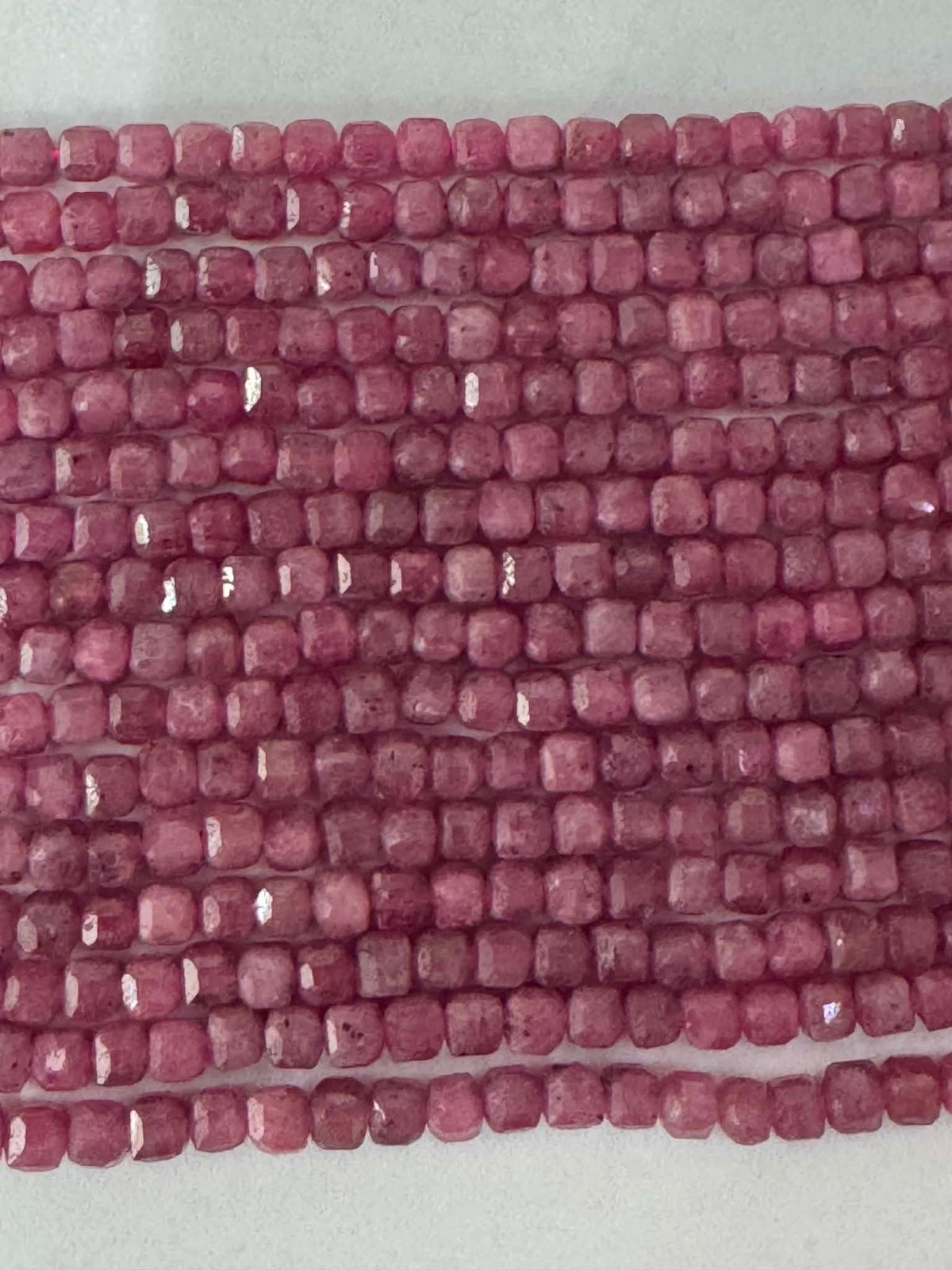 Rubis en cubes facettés env. 3 mm