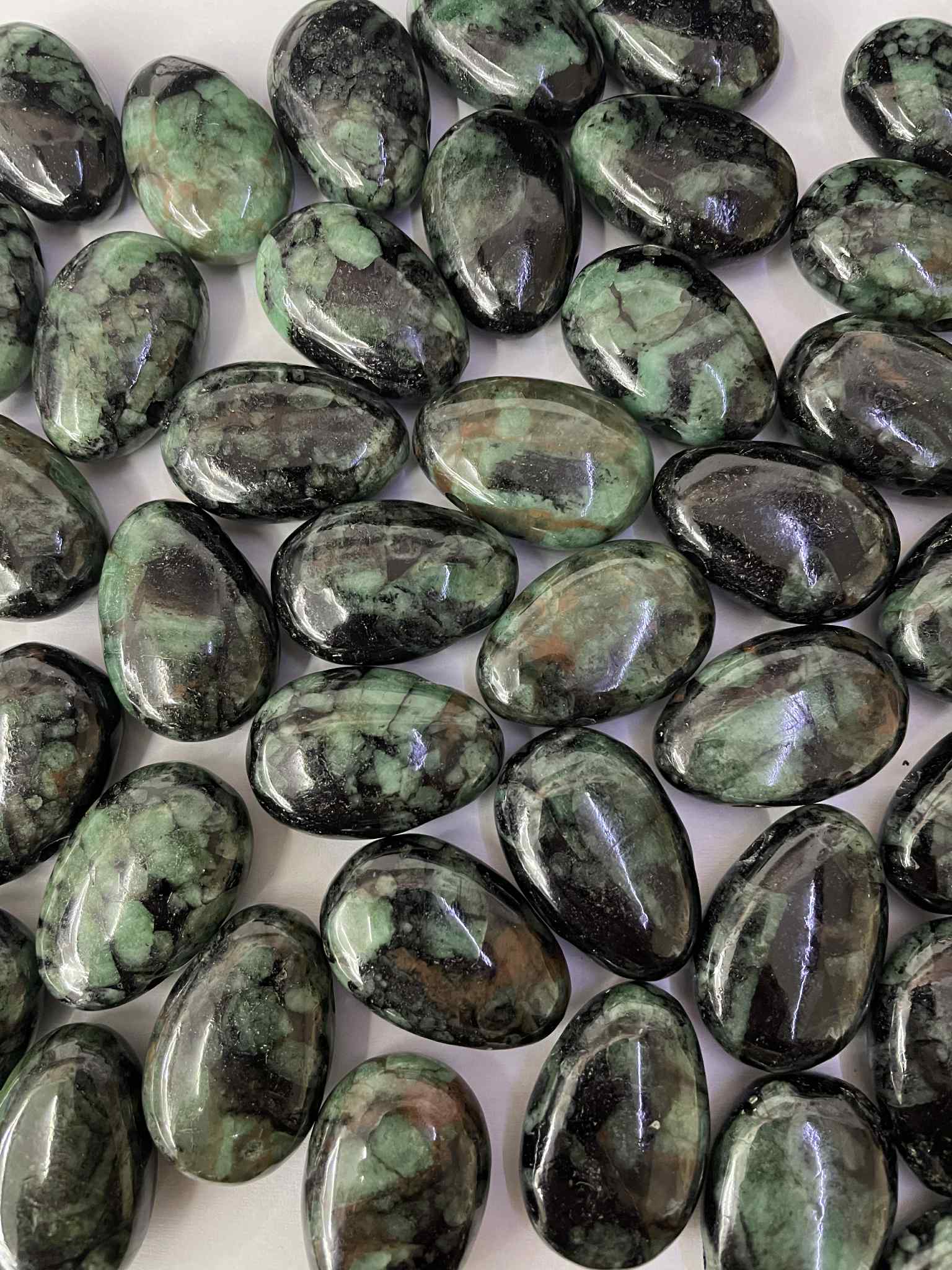 Pendentif en pierre roulée émeraude percé