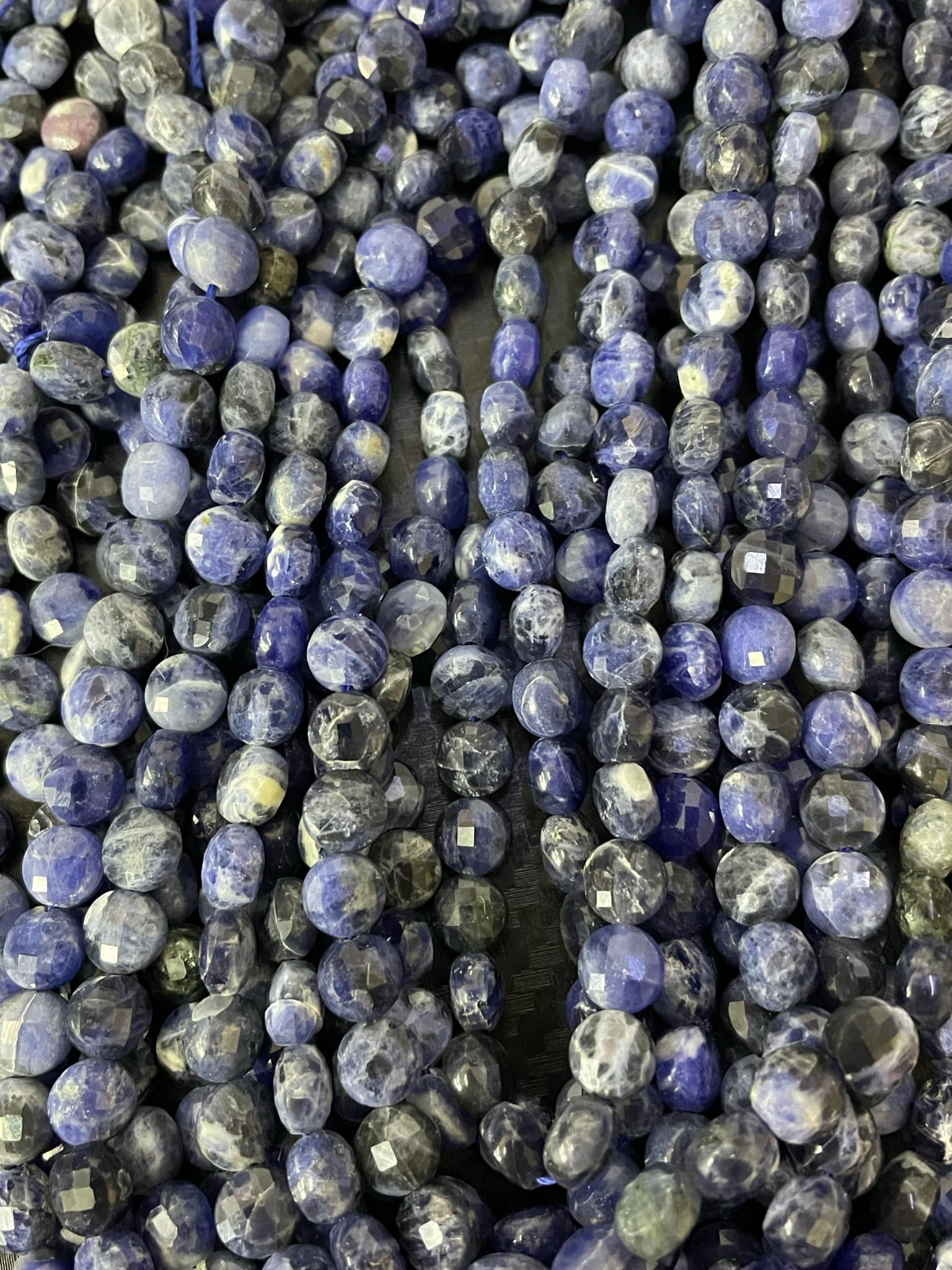 Rang de perles en sodalite facettées plates, env. 8 mm