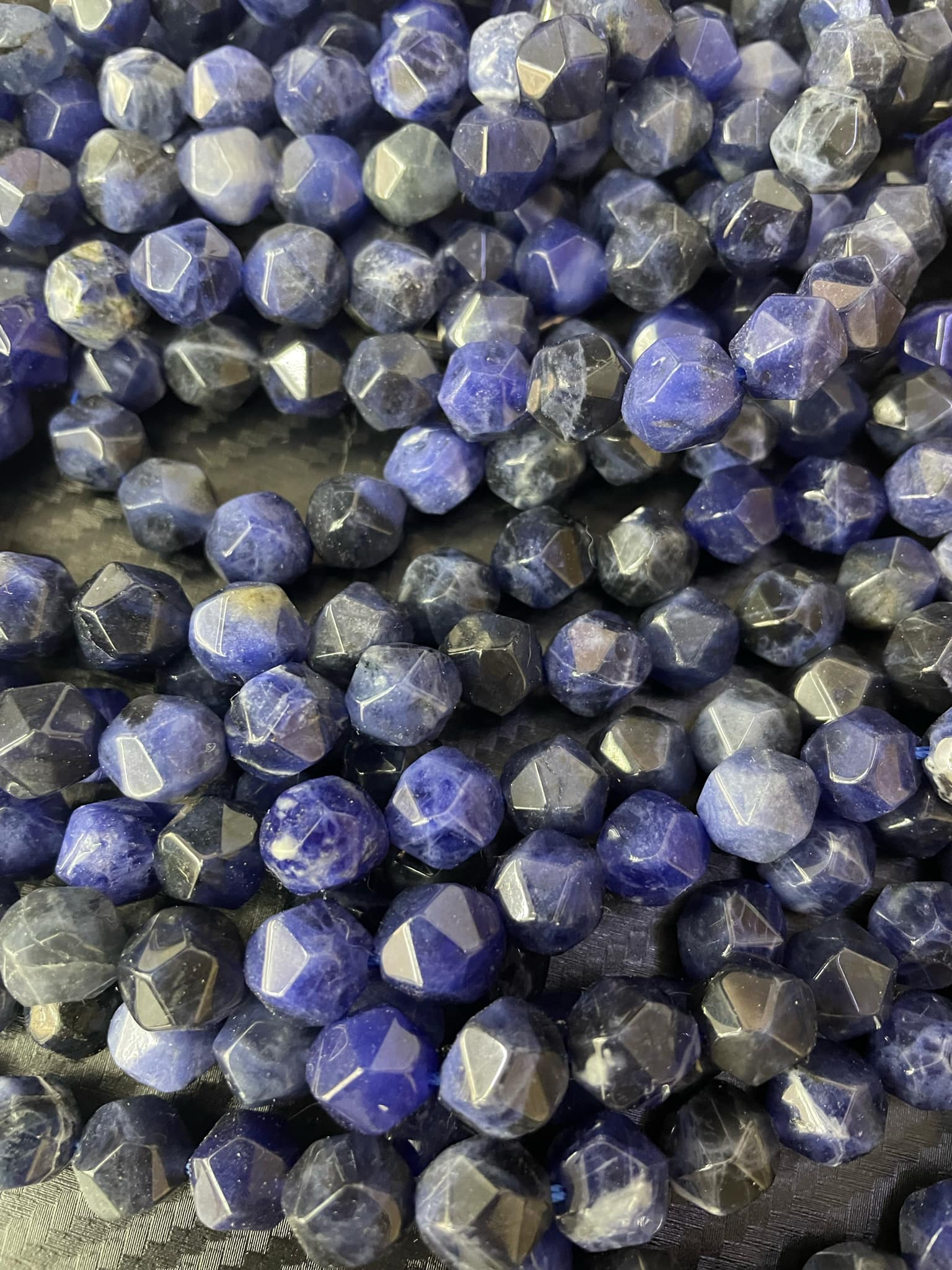 Sodalite environ 8 mm taillée en cristal