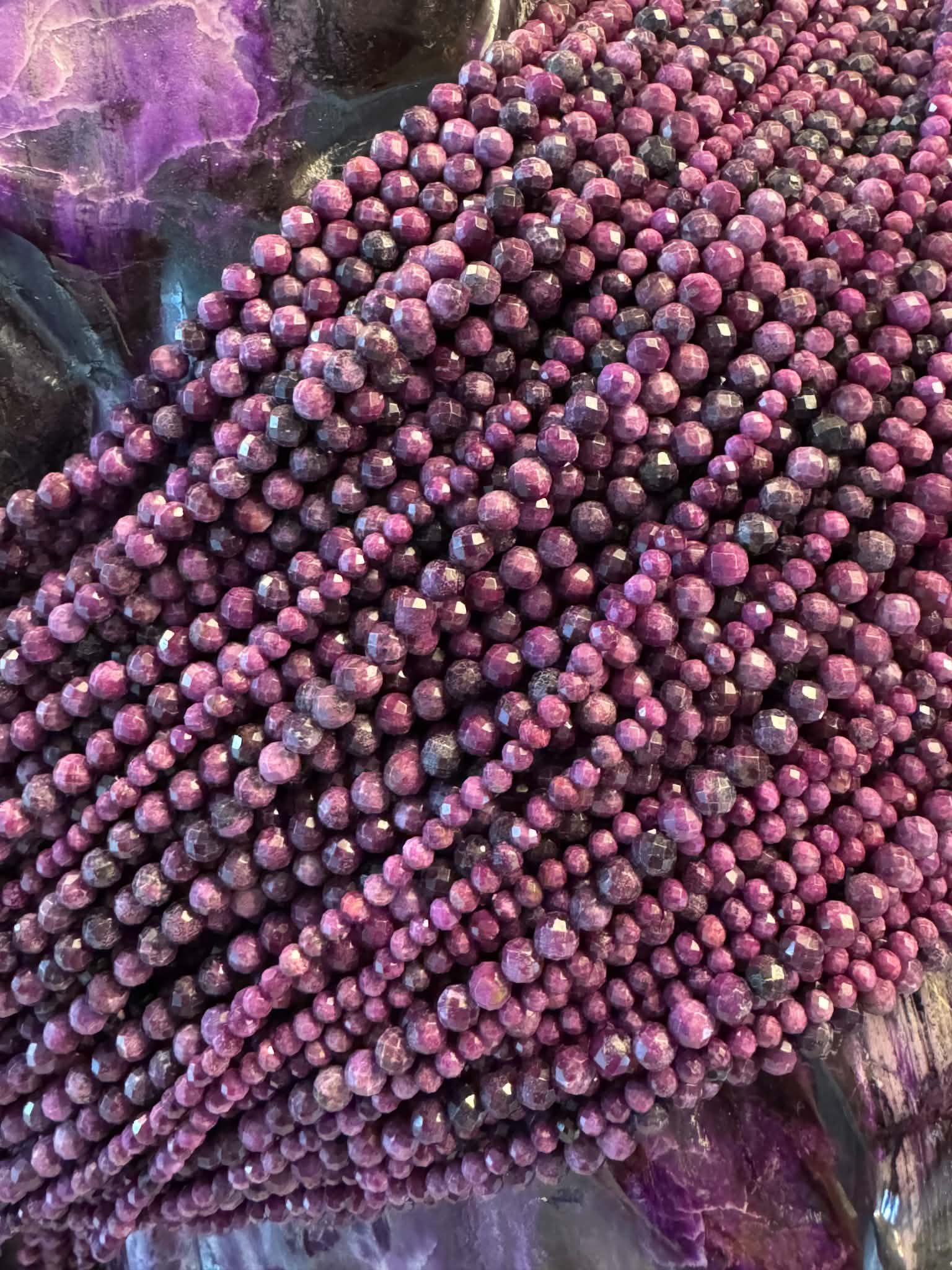 Rangs de perles en sugilite facettée 4 mm, qualité bijouterie, Afrique du Sud